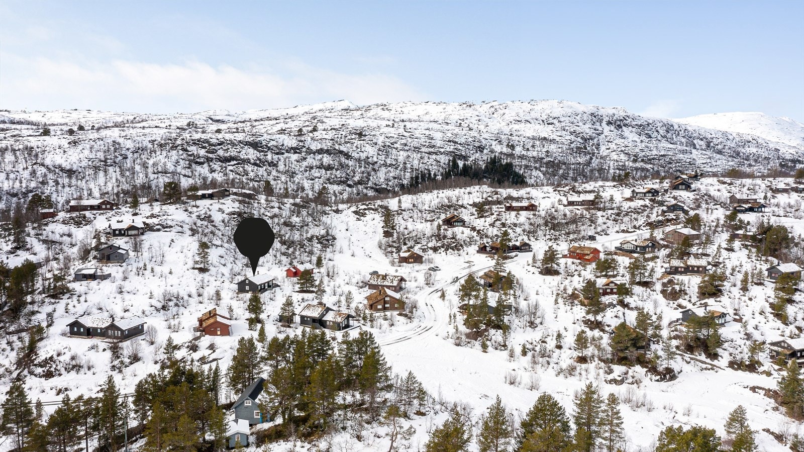 Parkering på felles parkeringsplass beliggende ca 50 meter fra eiendommen. Fra parkeringsplassen er det gangsti frem til hytta. Galleribilde
