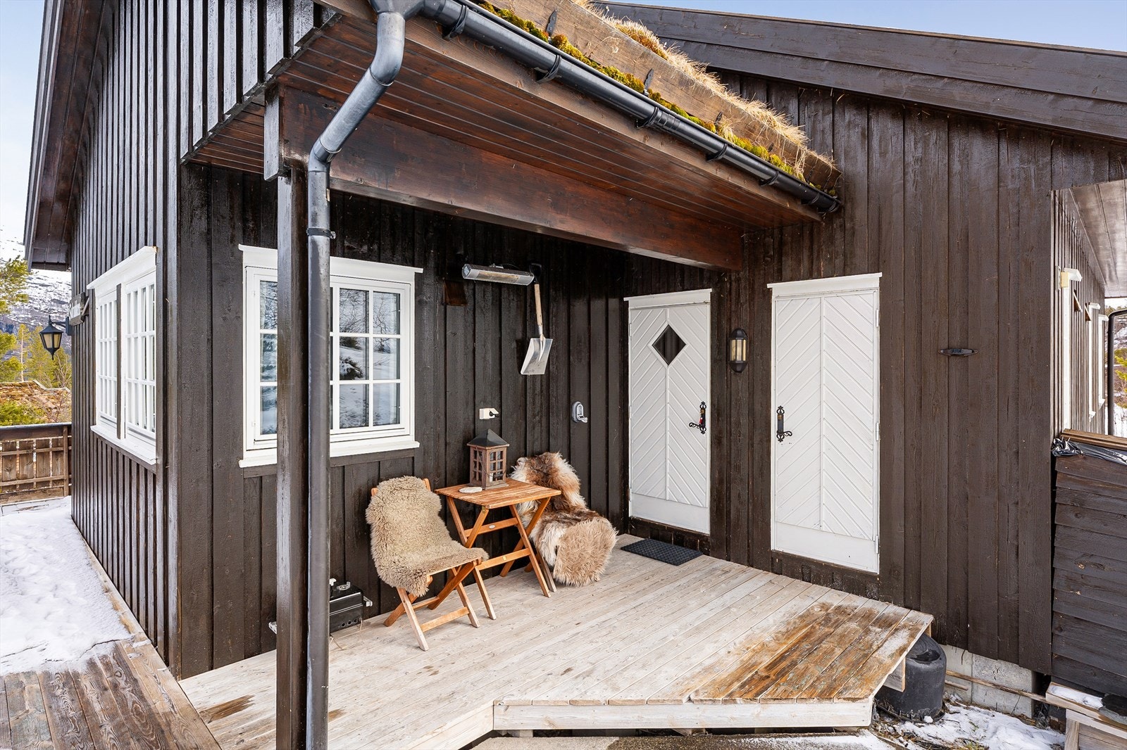 Adkomst via hyggelig, overbygget terrasseplatting/inngangsparti. Bi-inngangen fører inn til vaskerom/WC. Galleribilde