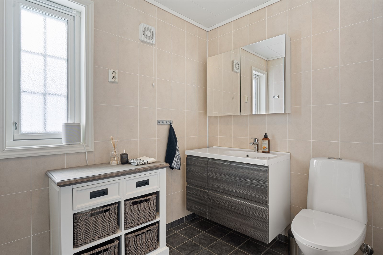 Badet ble pusset opp i 2017 av fagfolk. Rommet er innredet med dusjnisje, gulvstående wc, veggskap med speilfronter og baderomsinnredning med heldekkende servant. Galleribilde