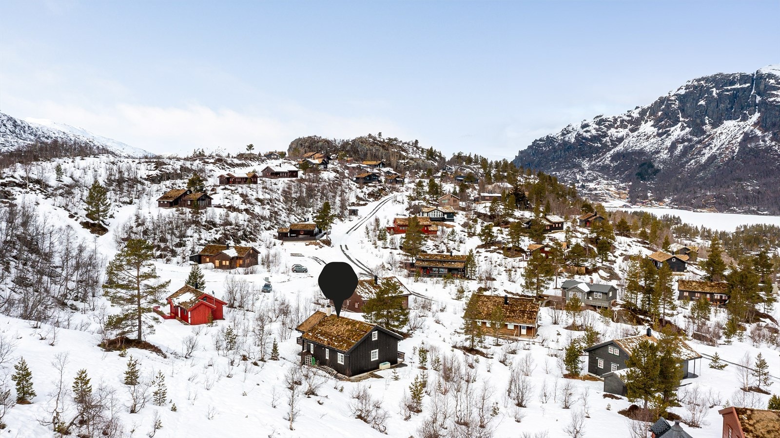 Eiendommen ligger ca 686 m.o.h, omgitt av flott turterreng både sommer og vinter, med skiløyper "like utenfor døren". Galleribilde