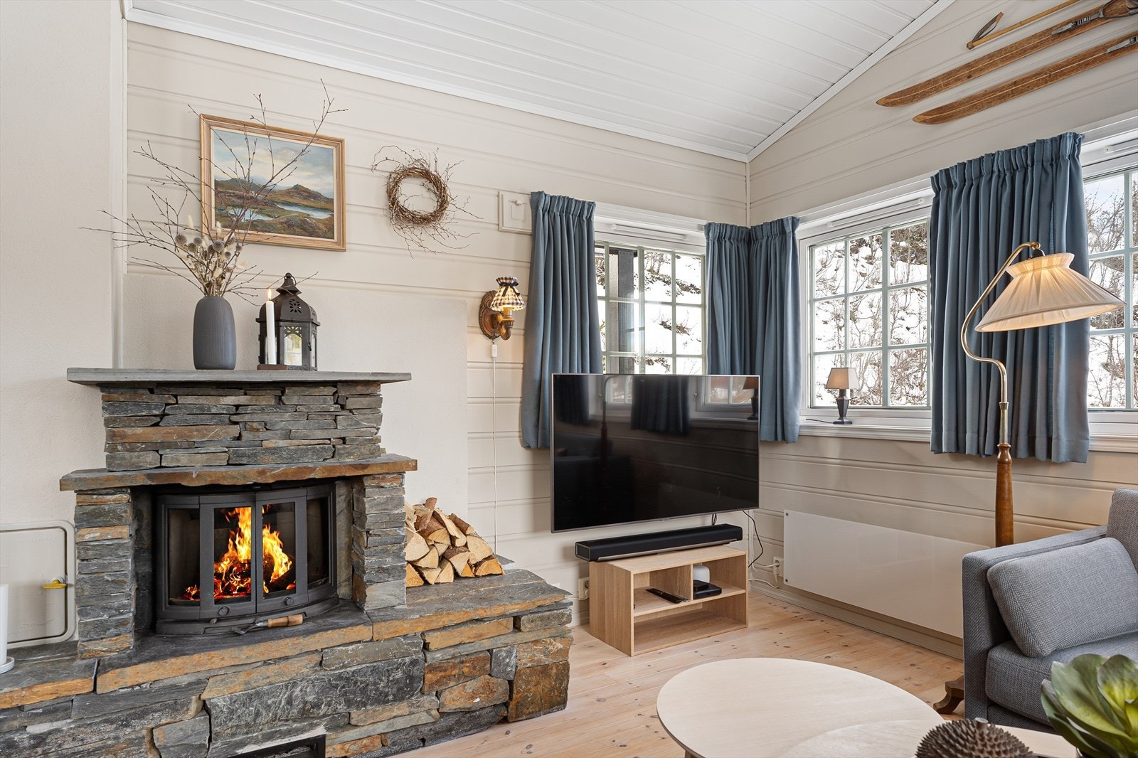 Det er montert peis med innsats for hygge og varme på kalde dager. Galleribilde