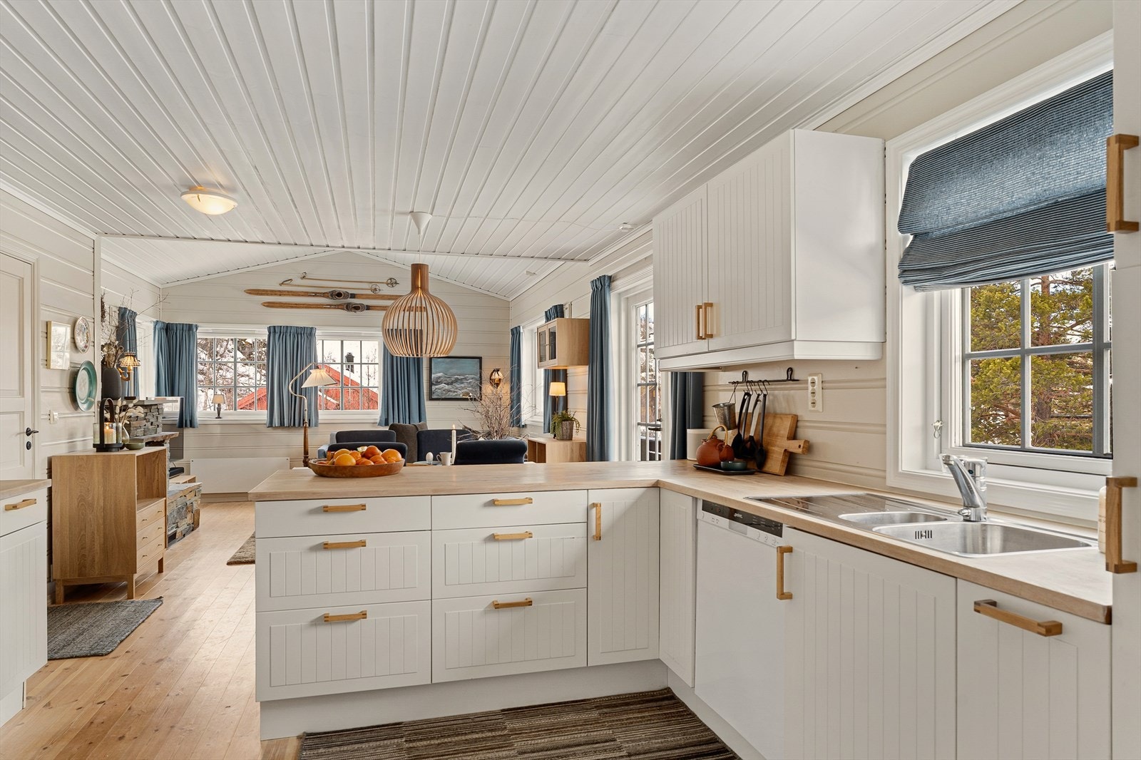 Stue/spisestue og kjøkken i åpen løsning skaper en romslig og sosial arena. Galleribilde