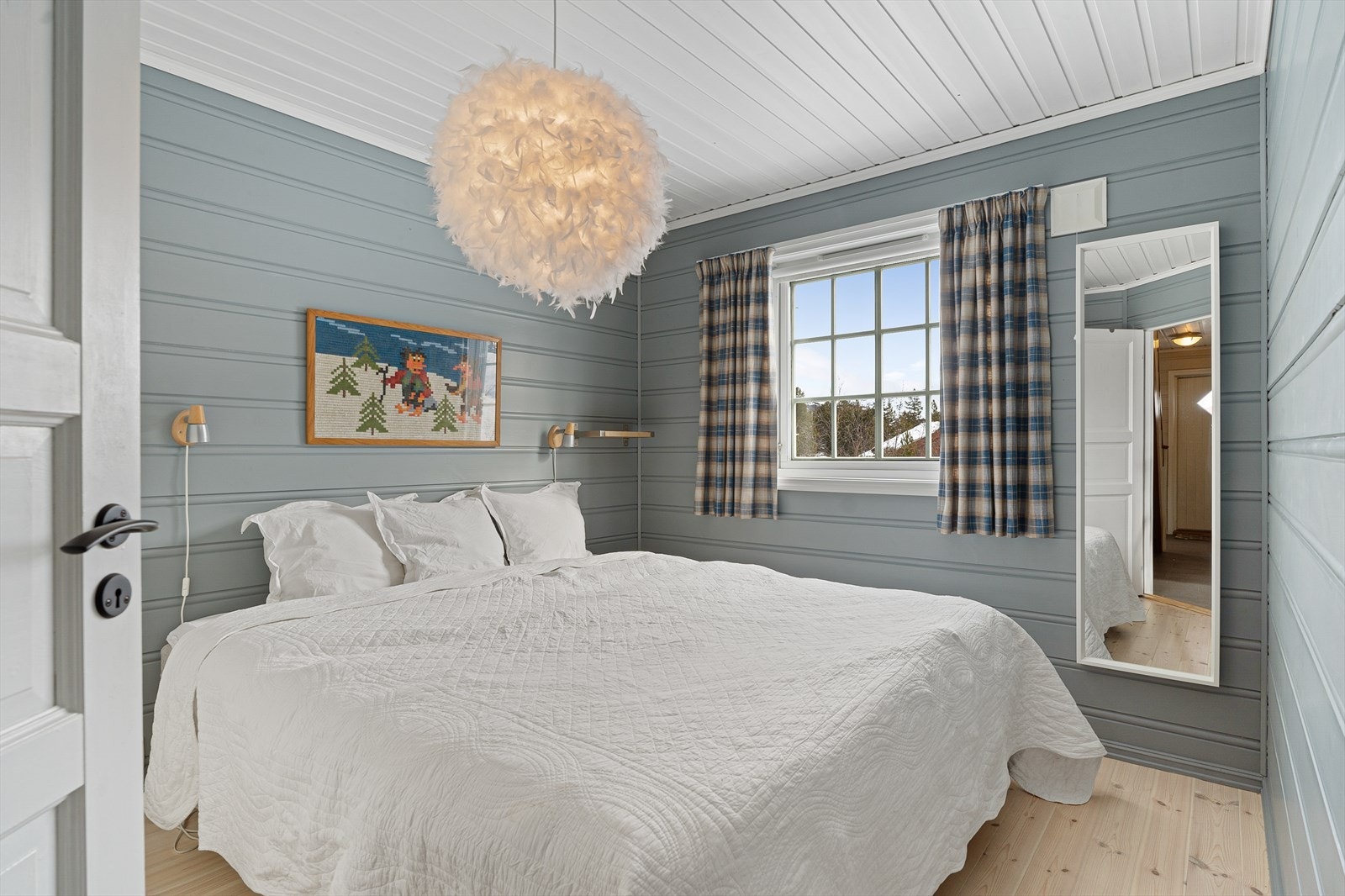 Hytten har til sammen tre soverom. Hovedsoverommet har garderobeskap og god plass til dobbeltseng. Rommets vegger er malt i en dus og behagelig blåtone. Galleribilde