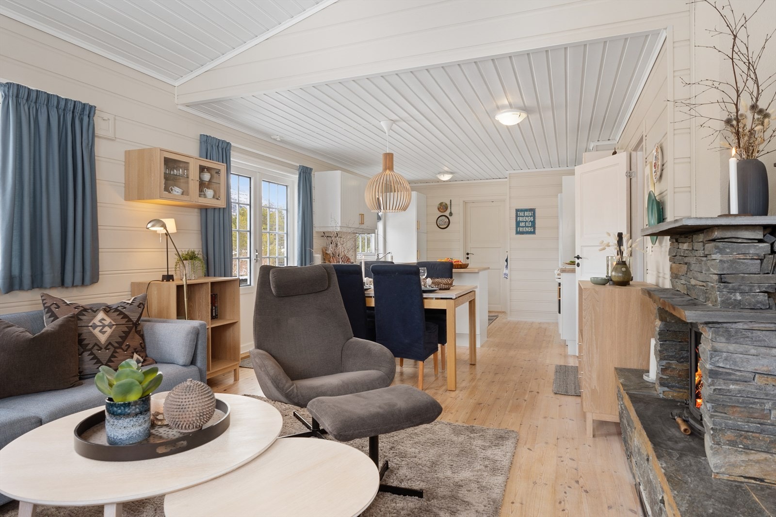 Rommet har flere innredningsmuligheter og god plass til både sofa og spisegruppe. Galleribilde