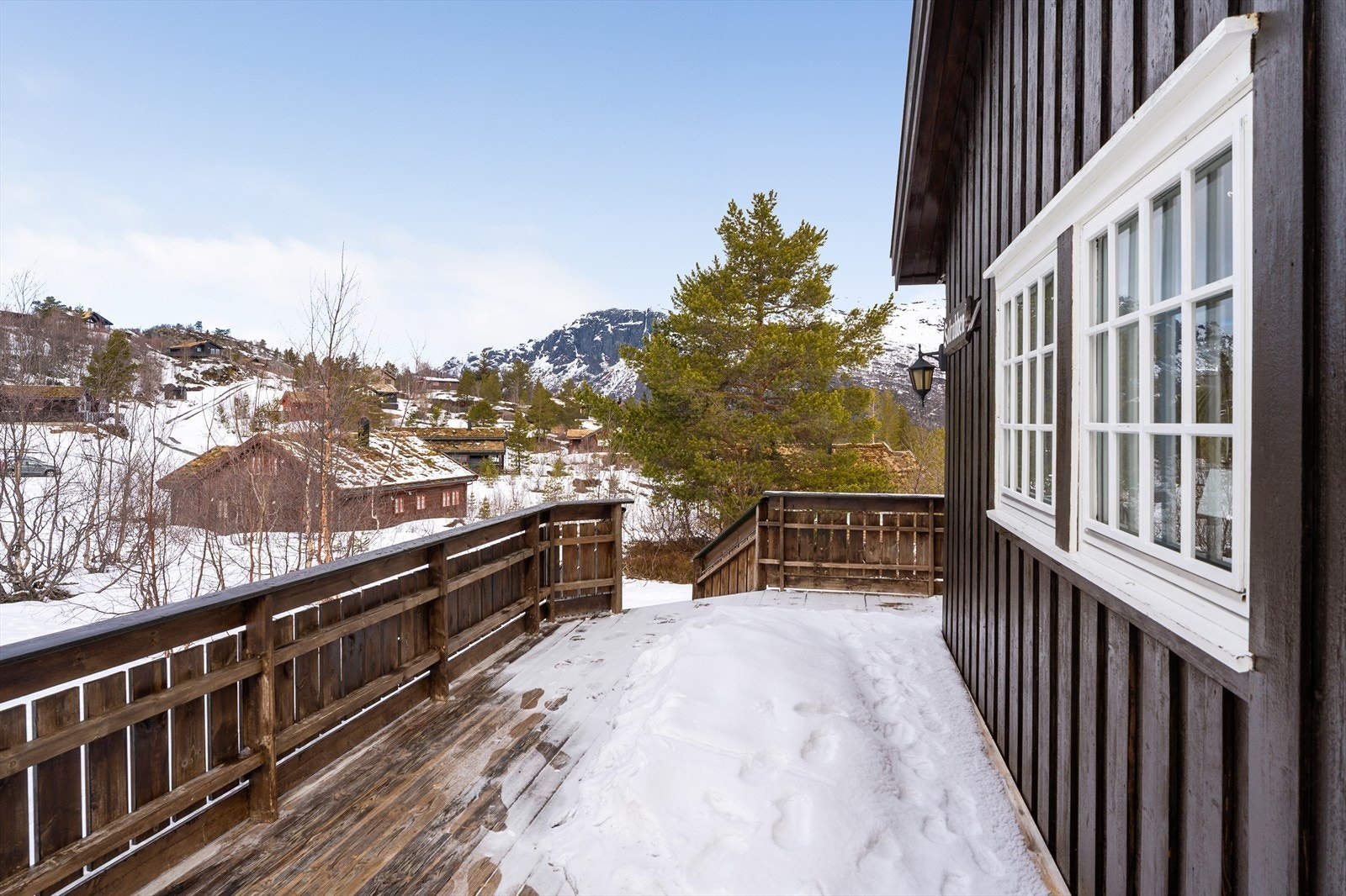 Uteplassen er av meget god størrelse og har rikelig med plass til utemøbler og bålpanne. Et perfekt sted å tilbringe fine dager med venner og familie i solveggen! Galleribilde