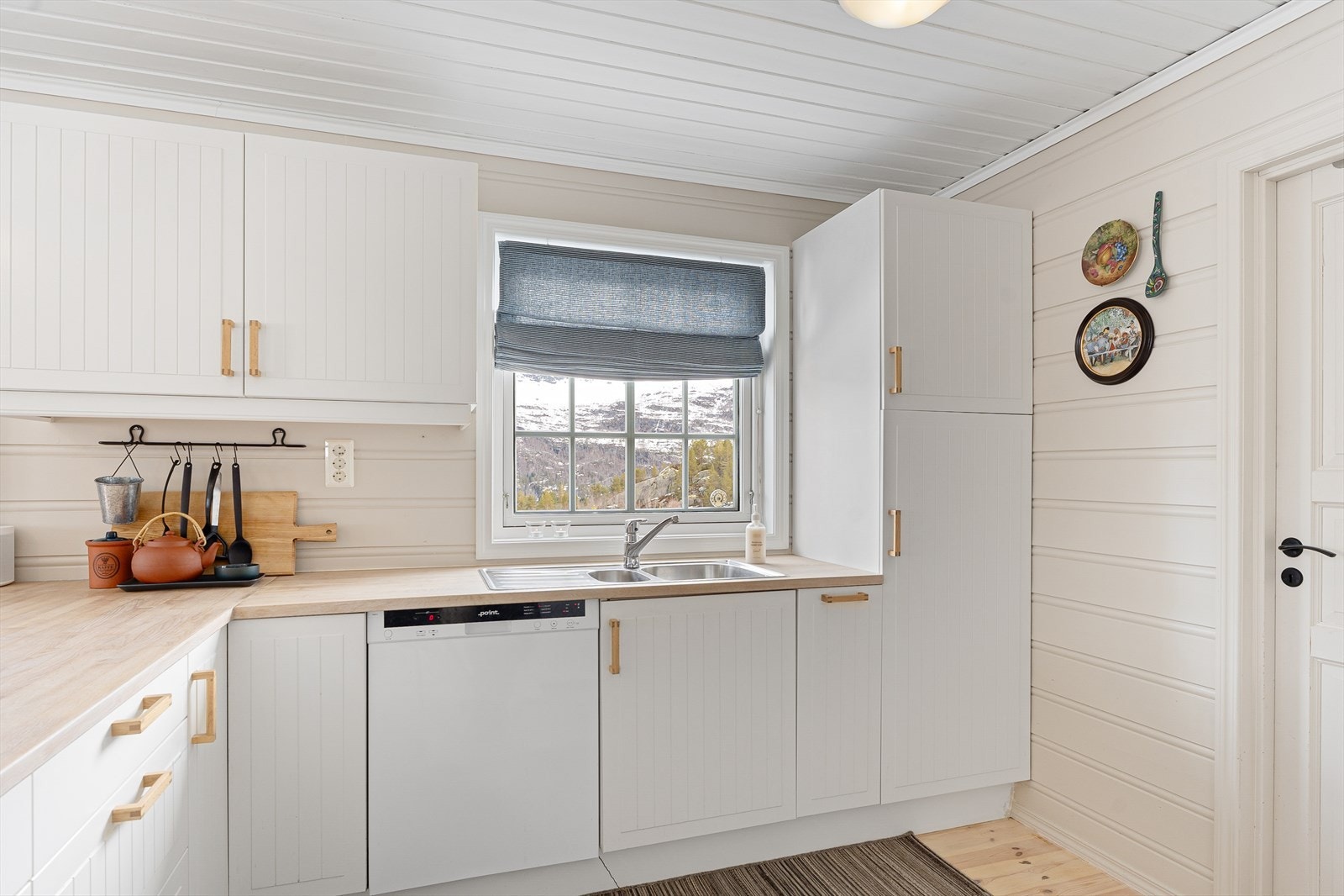 Kjøkkeninnredningen har laminerte fronter og benkeplate i heltre eik. Galleribilde