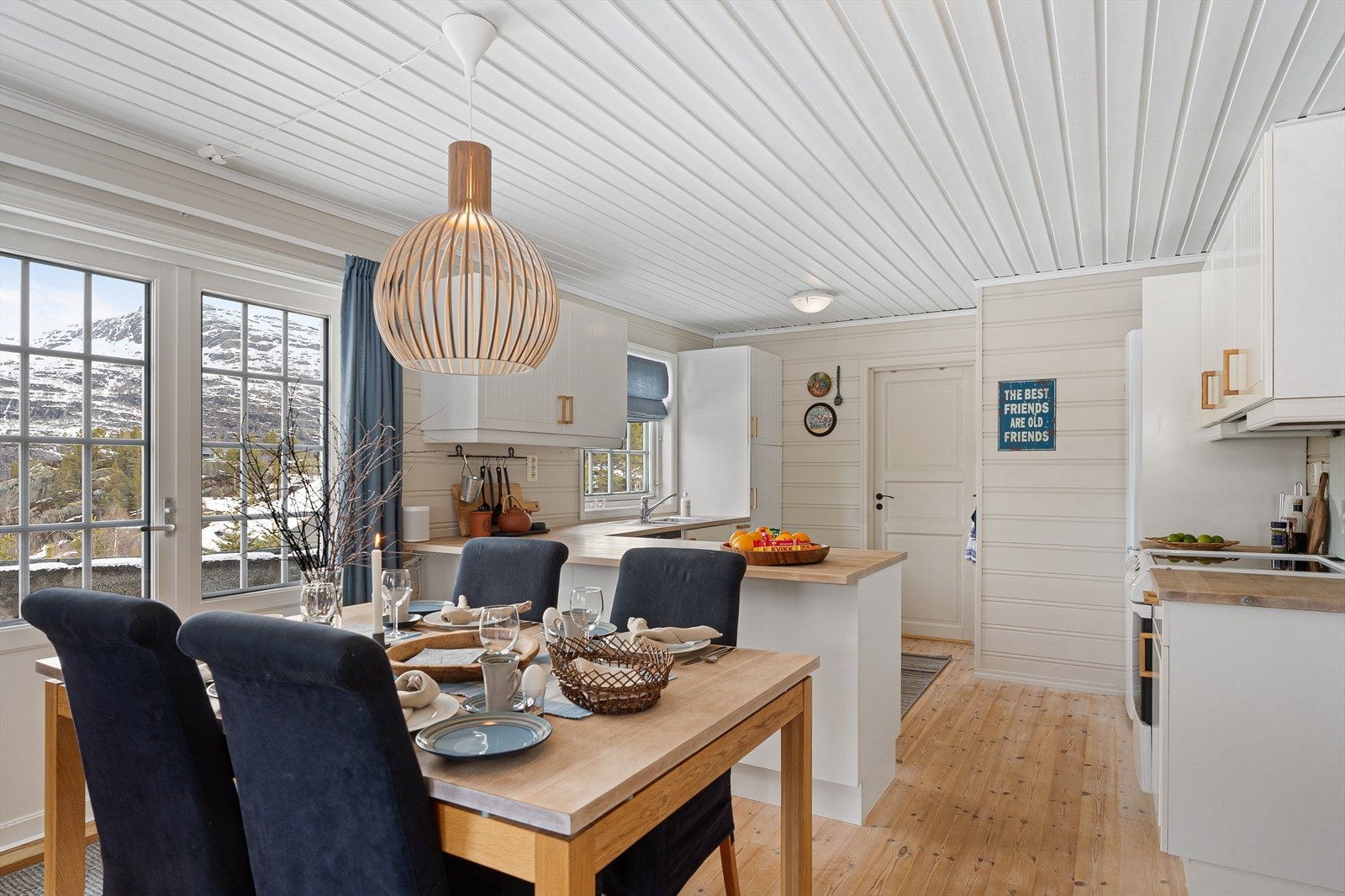 Pent og praktisk kjøkkenet i åpen løsning mot stuen/spisestuen. Galleribilde