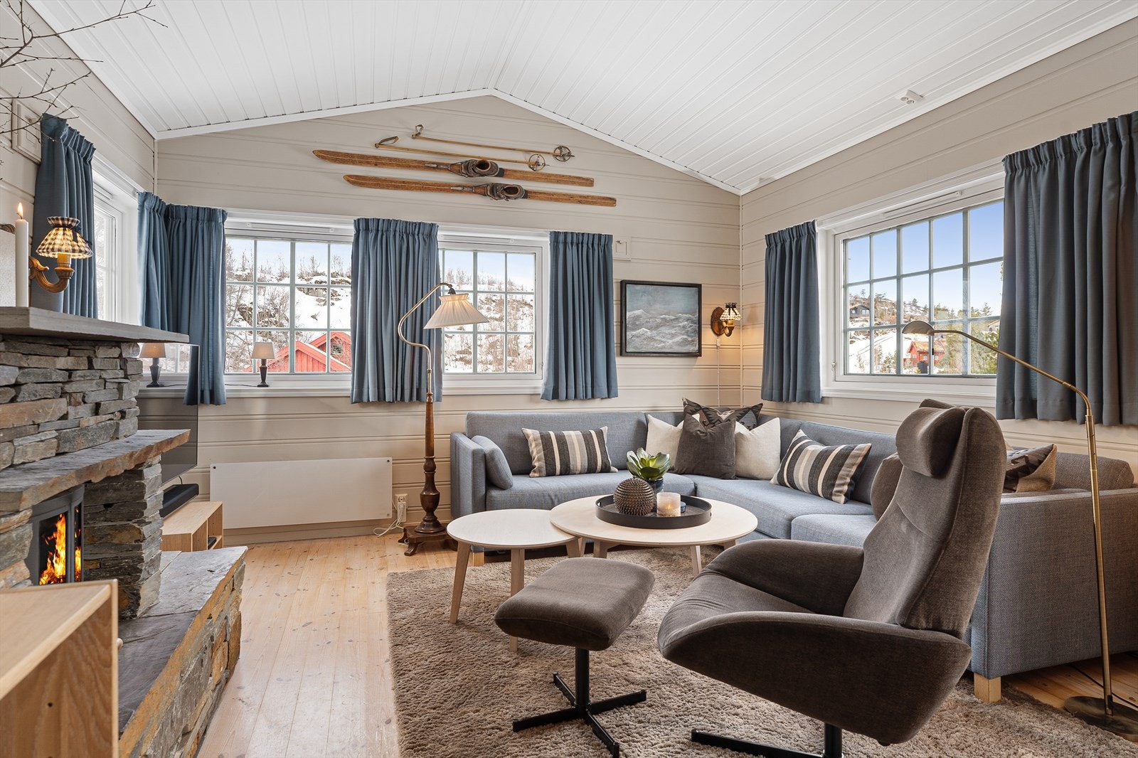 Rause vindusflater på tre vegger gir godt med naturlig lys og lar den flotte utsikten komme til sin rett. Galleribilde