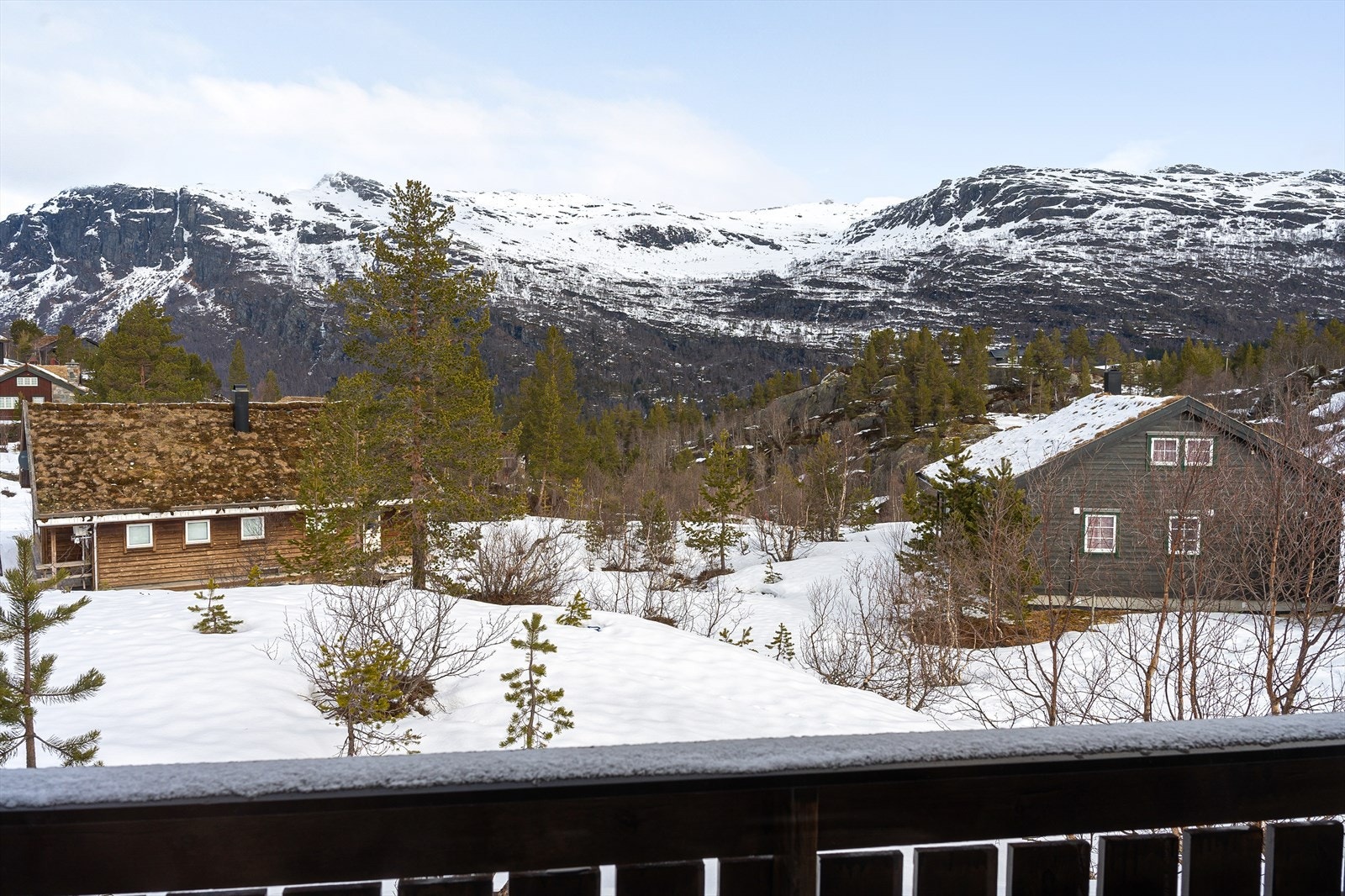 Fra hytten kan man nyte langstrakt utsikt mot fjellheimen. Galleribilde