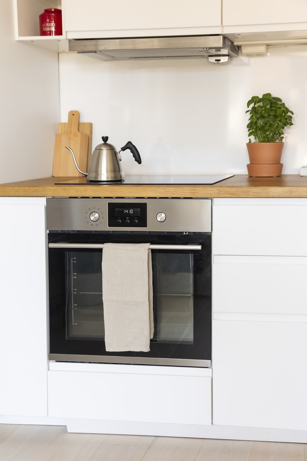 Det er integrerte hvitevarer bestående av stekeovn, induksjonstopp, kombinert kjøl/frys og oppvaskmaskin. Galleribilde