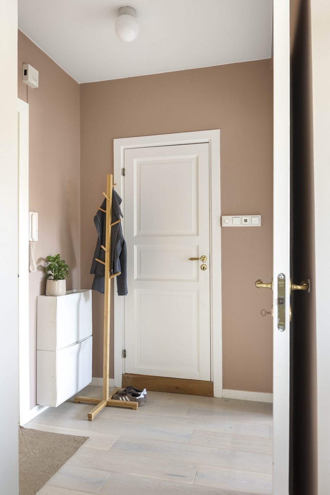 Entréen gir et hyggelig første møte med leiligheten. Det er dørcalling. Galleribilde