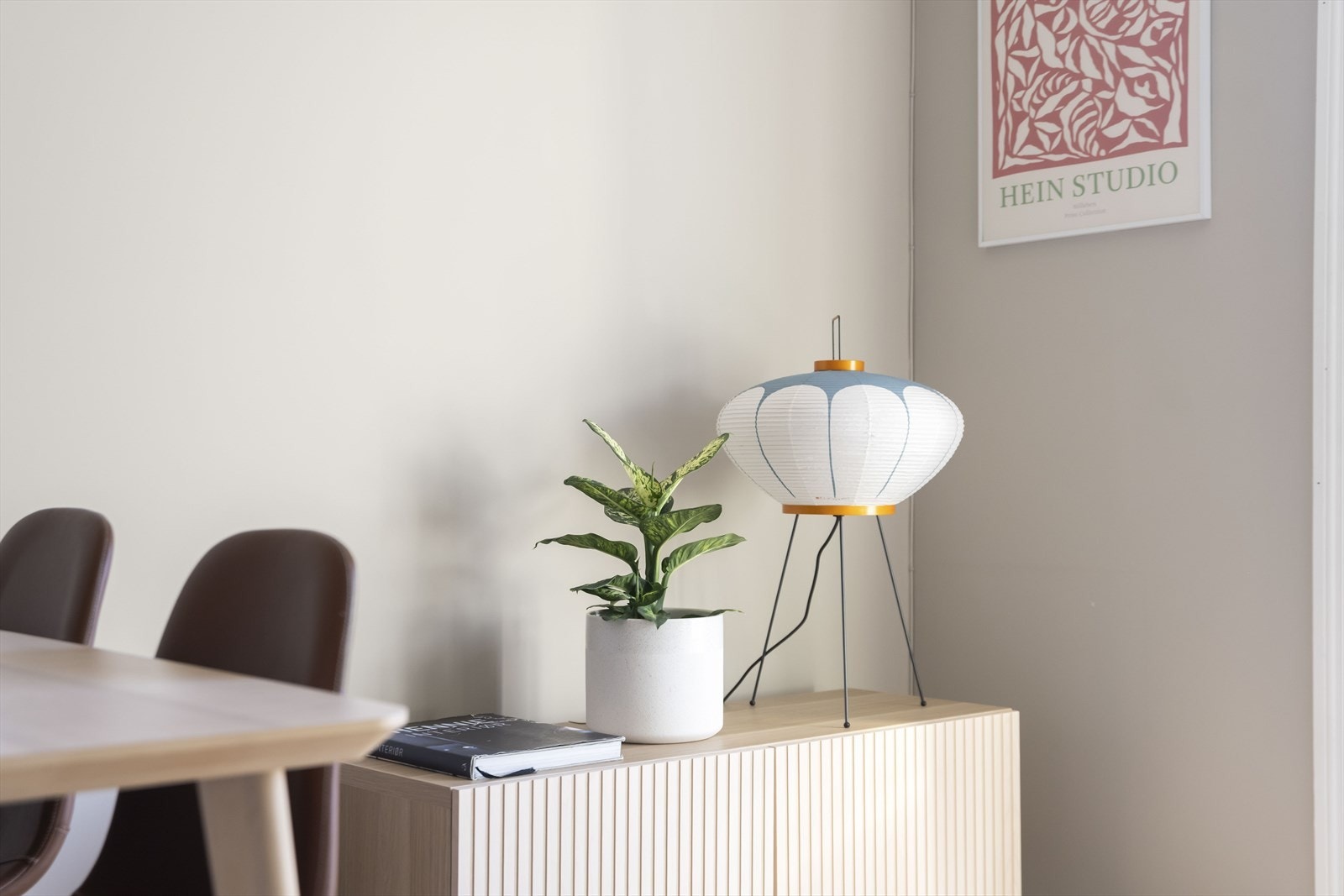 Overflatene er i lyse, harmoniske farger, med parkett på gulv og vegger med listefrie overganger til himling. Galleribilde