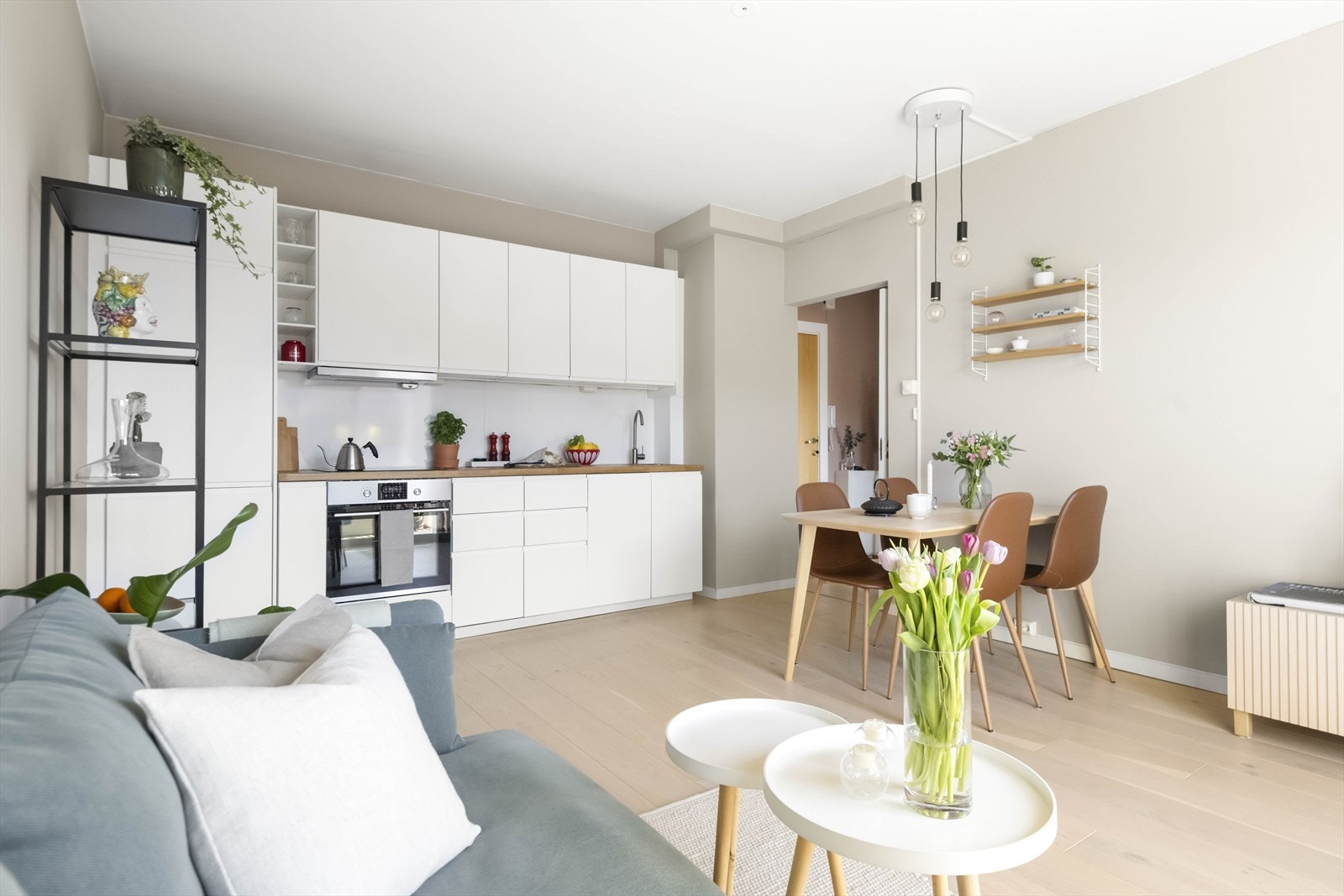 Kjøkkenet har en lekker innredning i stilrent design med god benke- og lagringsplass. Galleribilde