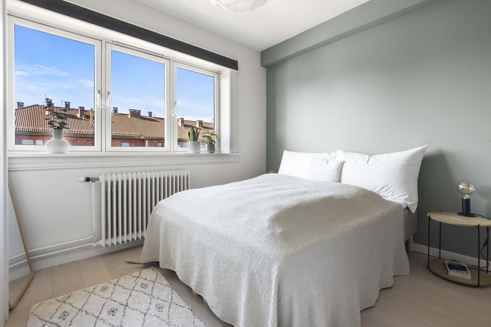 Leiligheten har et romslig soverom med plass til dobbeltseng og nattbord. Galleribilde