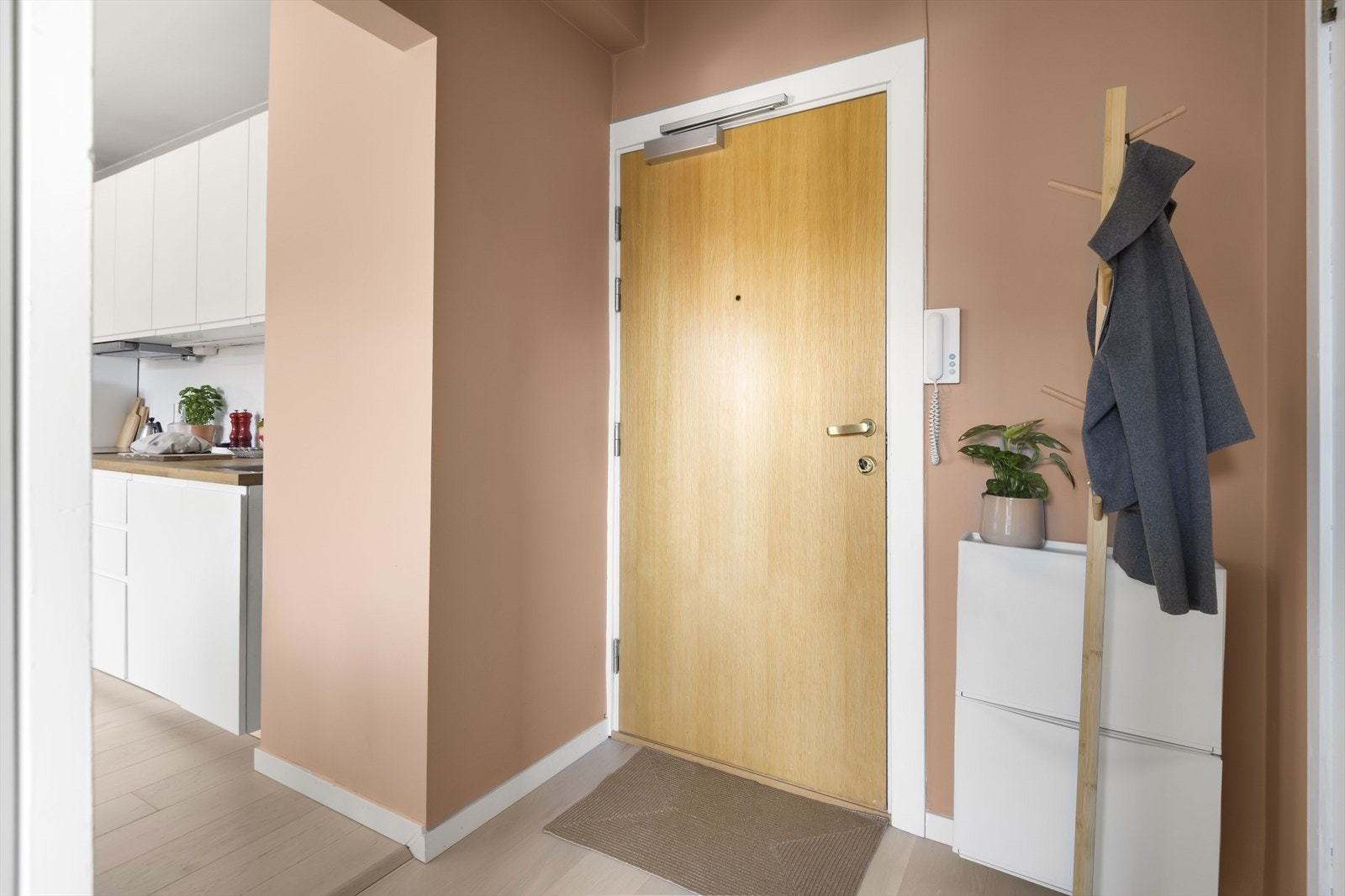 Entreen er i likhet med de øvrige rommene i boligen, smakfullt innredet med parkettgulv og lysmalte vegger. Galleribilde