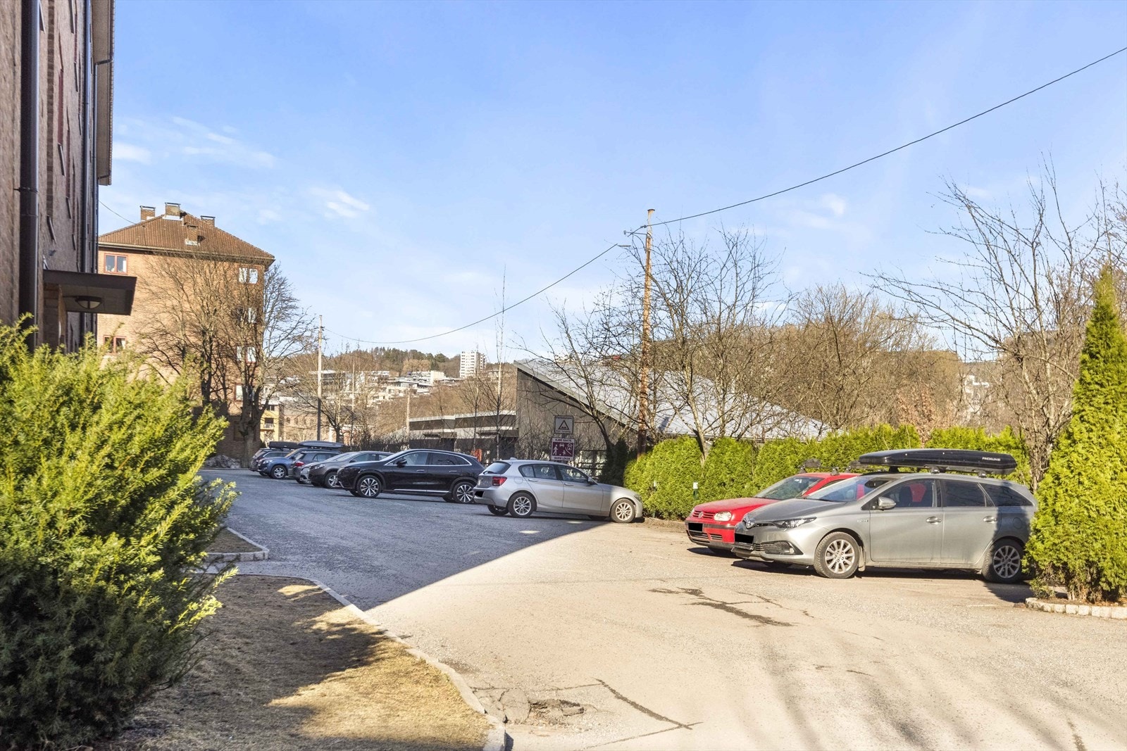 Borettslaget har 150 P-plasser og 6 MC-plasser, som fordeles etter venteliste. Galleribilde