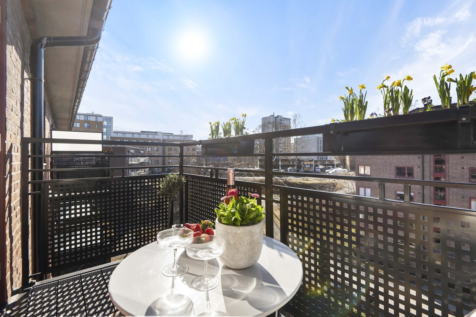 Maridalsveien 225 B er en særdeles pen og lys 2-roms leilighet, beliggende høyt og luftig i 5. etasje (øverste boenhet). Galleribilde