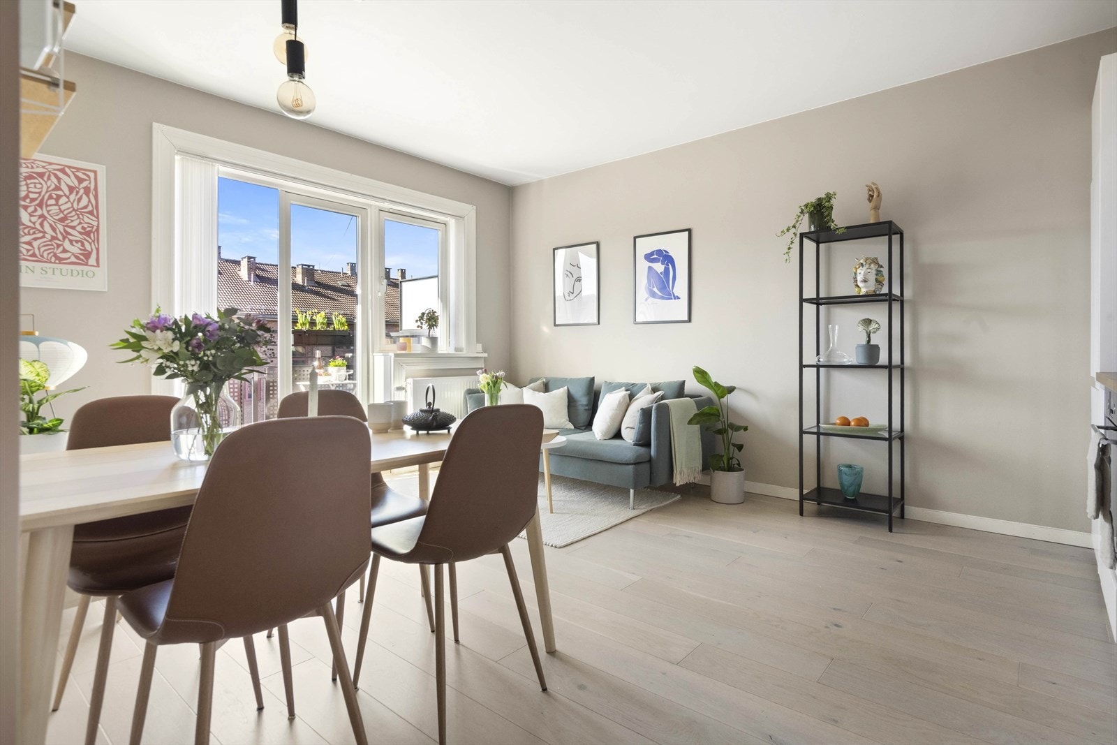 Leiligheten fremstår svært moderne, og alle overflater, kjøkken og bad ble pusset opp i 2017. Galleribilde