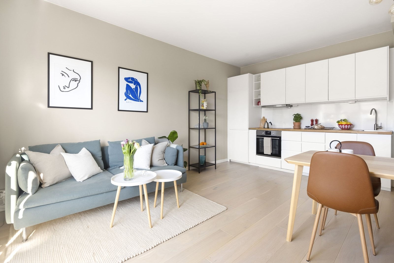 Sosial planløsning med kjøkken i åpen løsning - perfekt når man har venner over til middag. Galleribilde