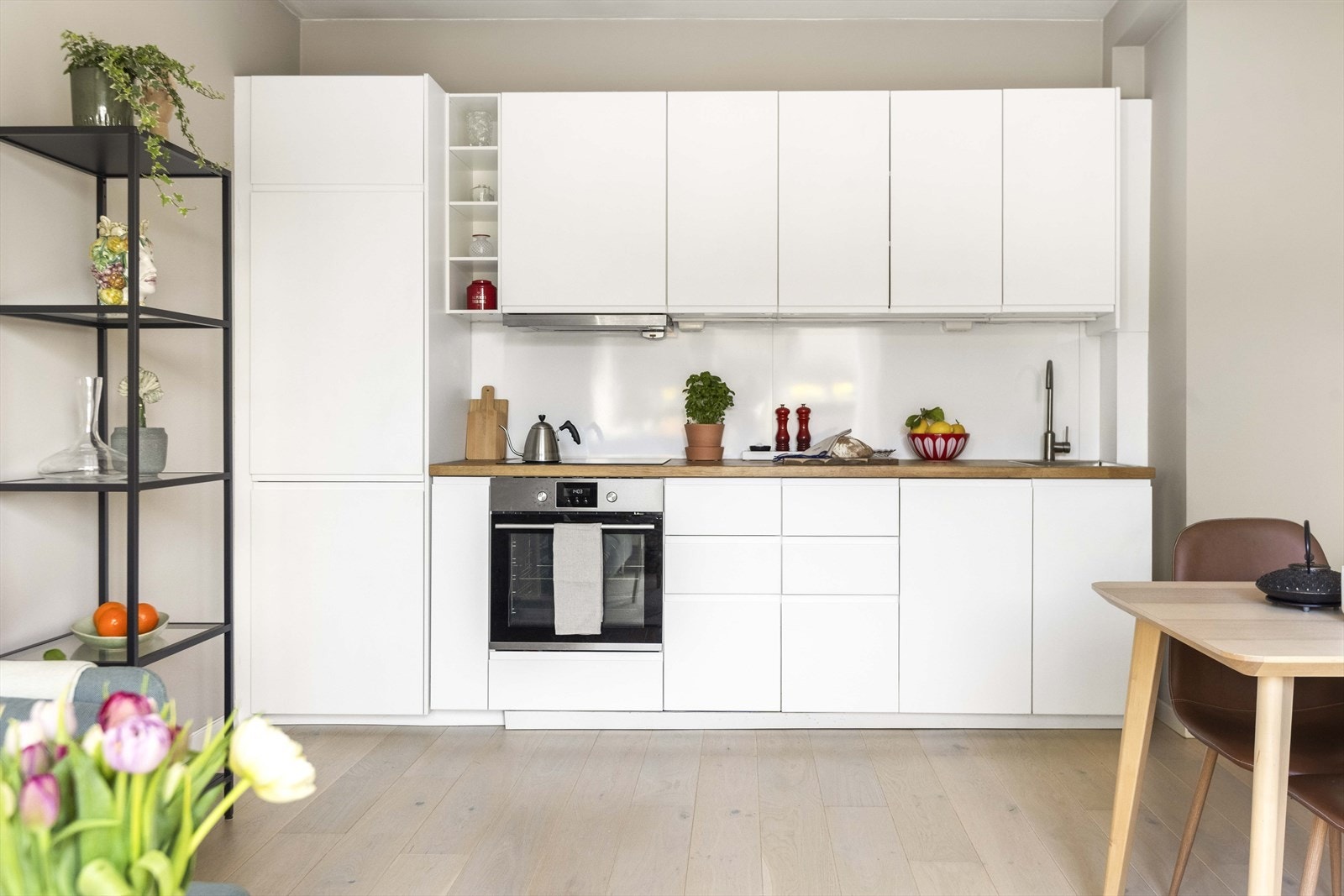 Kjøkkenet ble pusset opp i 2017, sammen med resten av leiligheten. Galleribilde