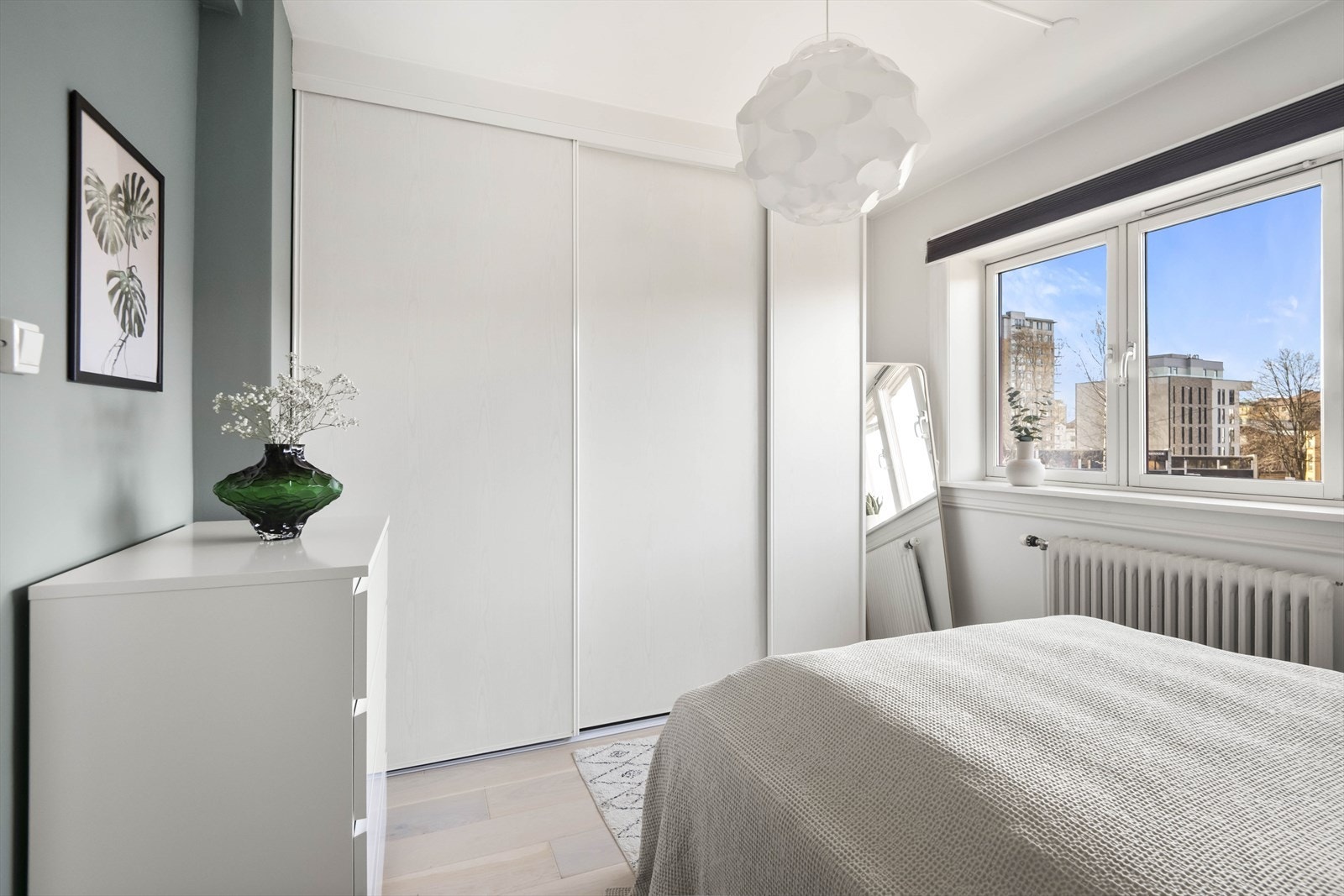 Det er god oppbevaringsplass i takhøy, plassbygd skyvedørsgarderobe. Galleribilde