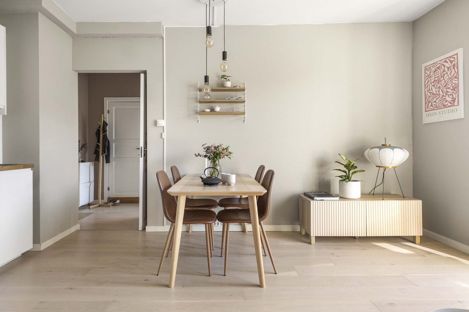 Stuen er arealeffektiv og tidsmessig innredet med åpen kjøkkenløsning og spiseplass. Galleribilde