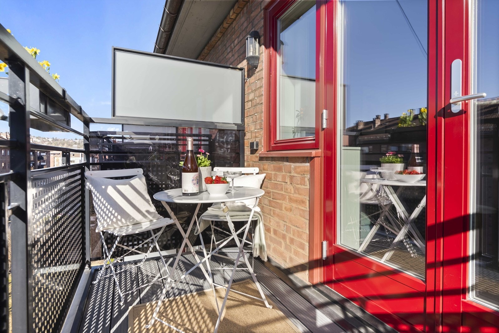 Balkongen byr på gode solforhold og en svært hyggelig utsikt over borettslagets fellesområder. Galleribilde