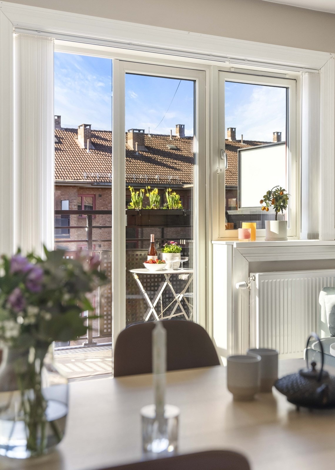 Videre er det tofløyet utgang til en herlig balkong. Galleribilde