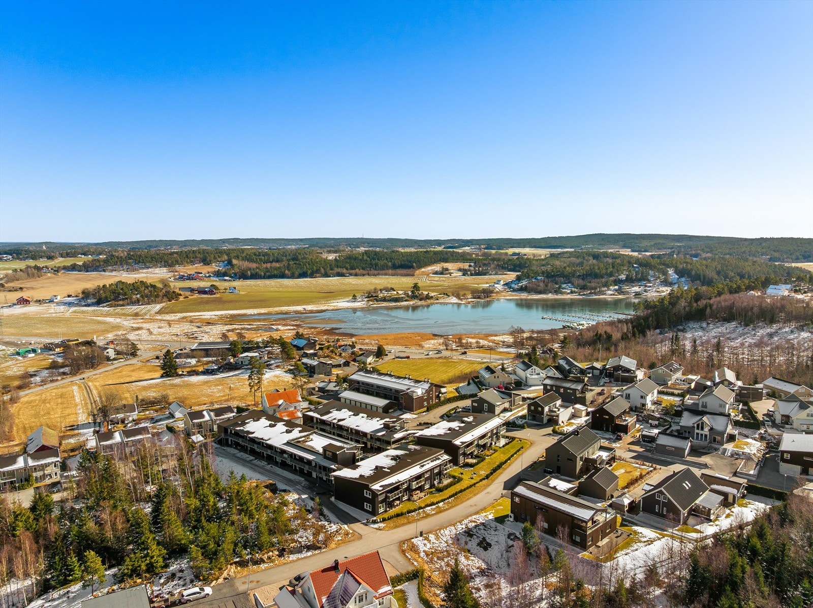 To golfbaner ligger i trilleavstand fra Lokalveien. Med sykkel kan du i løpet av få minutter være fremme ved flere fine badesteder. Galleribilde