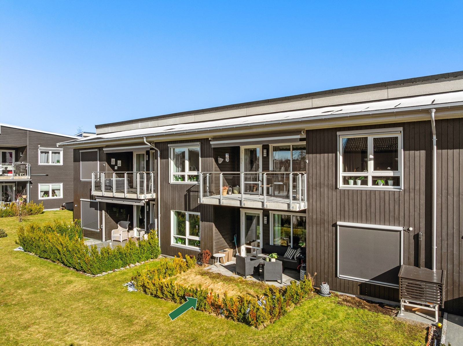 Denne leiligheten ble oppført i 2017 og har kvaliteter som velholdt moderne standard, platting og egen hageflekk. Galleribilde