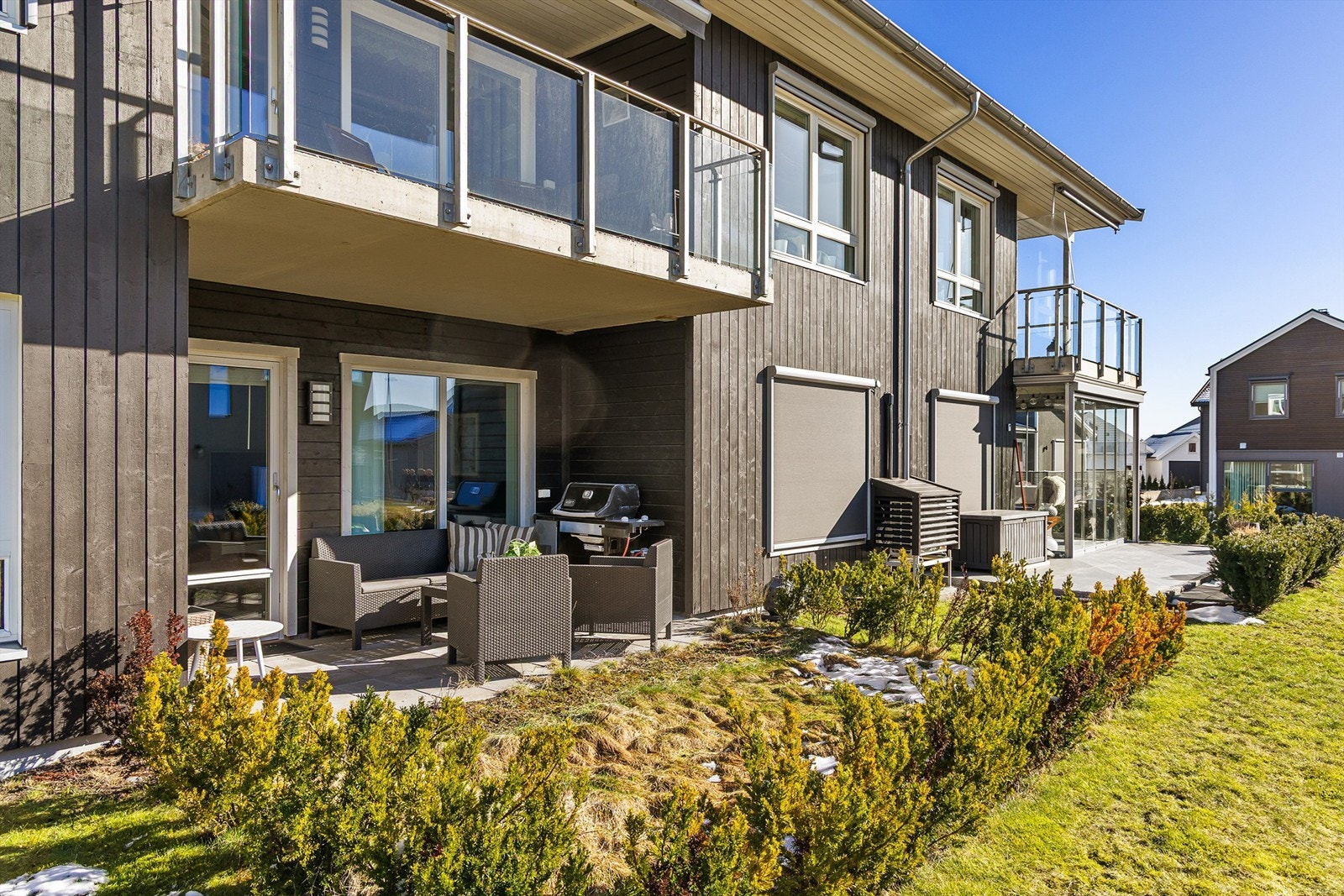 Flere leiligheter på bakkeplan har fylt ut hageflekken med en større platting, hvilket kan være en mulighet også her. Galleribilde