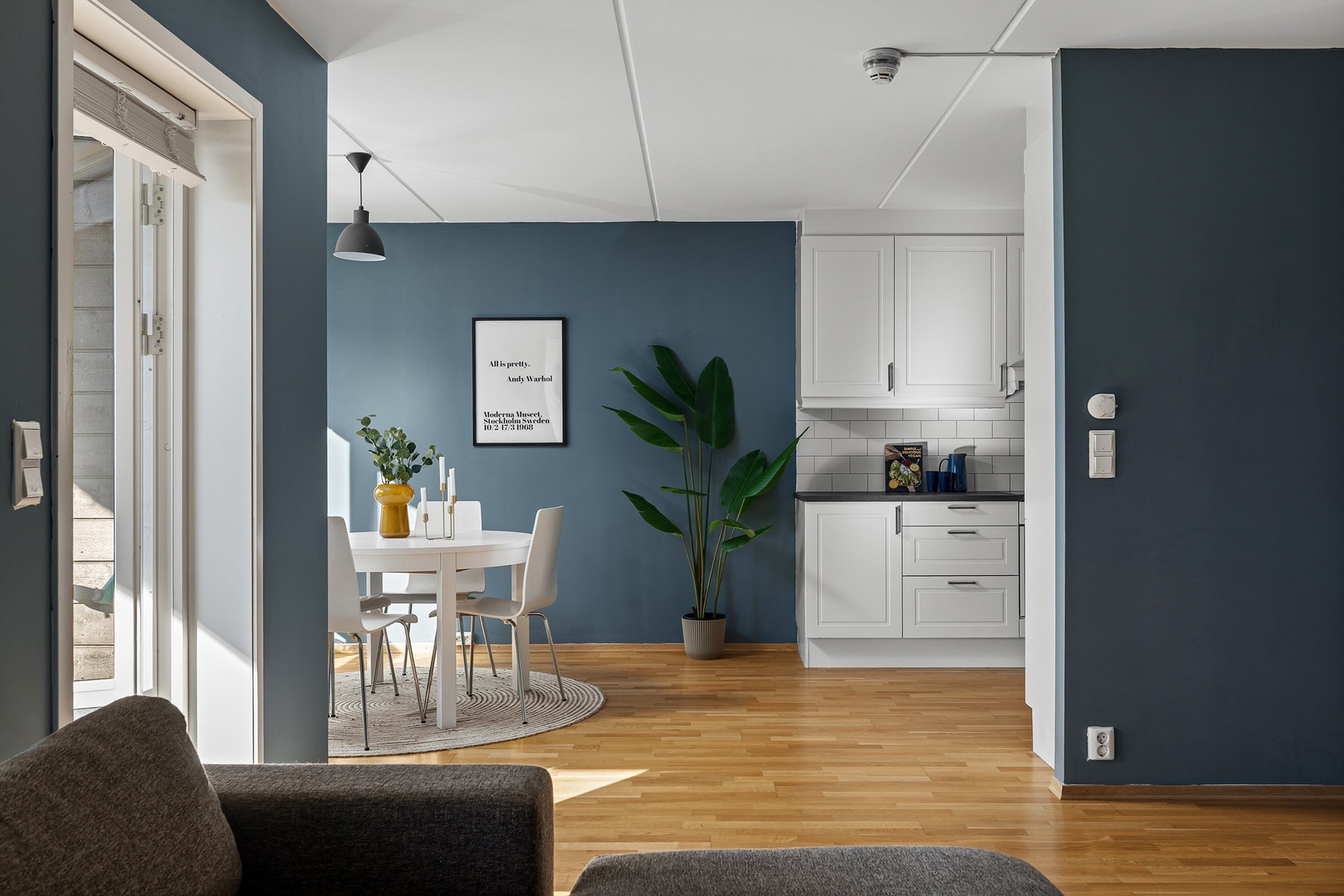 Alle rom har gulvvarme - hovedsakelig vannbåren. Tre-stavs parkett er lagt i alle rom utenom badet. Galleribilde