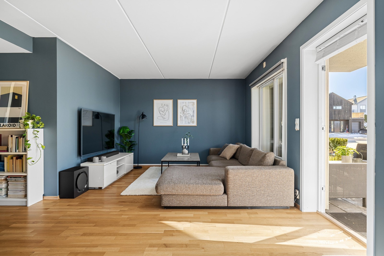 Innvendig solskjerming er montert i alle stuens vinduer, solblendende rullegardin foran TV-veggen. Galleribilde