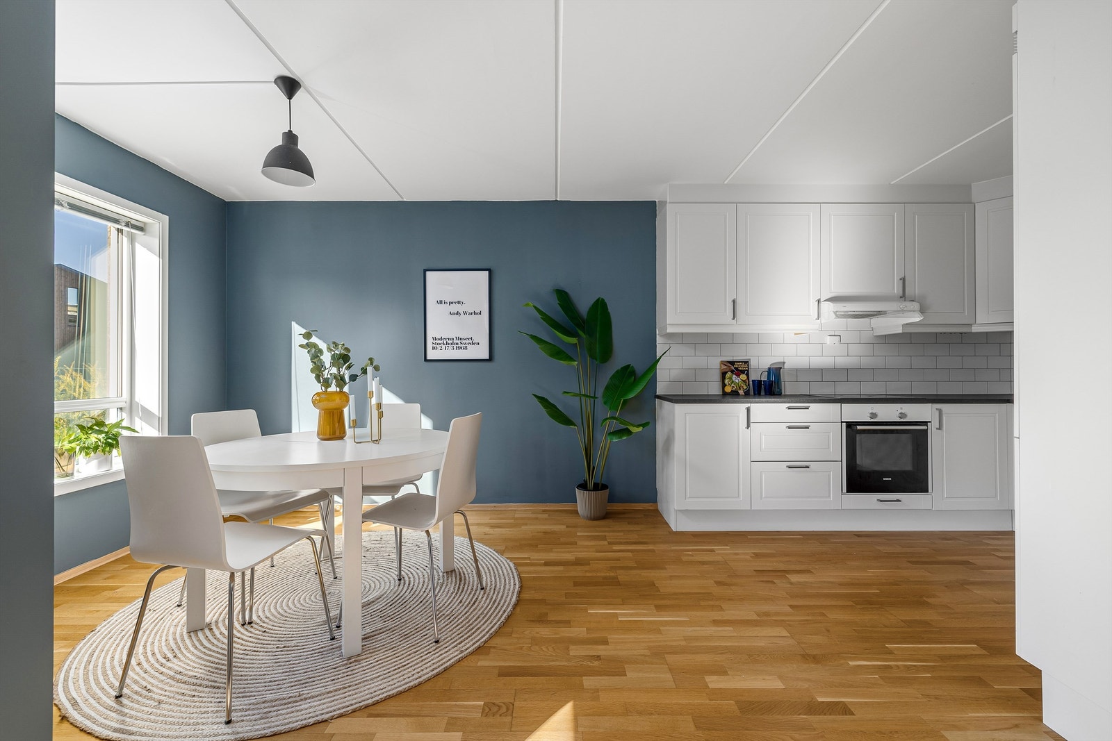 Tidsaktuelle fargevalg og glatte veggflater med listefri overgang mot himling underbygger et moderne uttrykk. Galleribilde