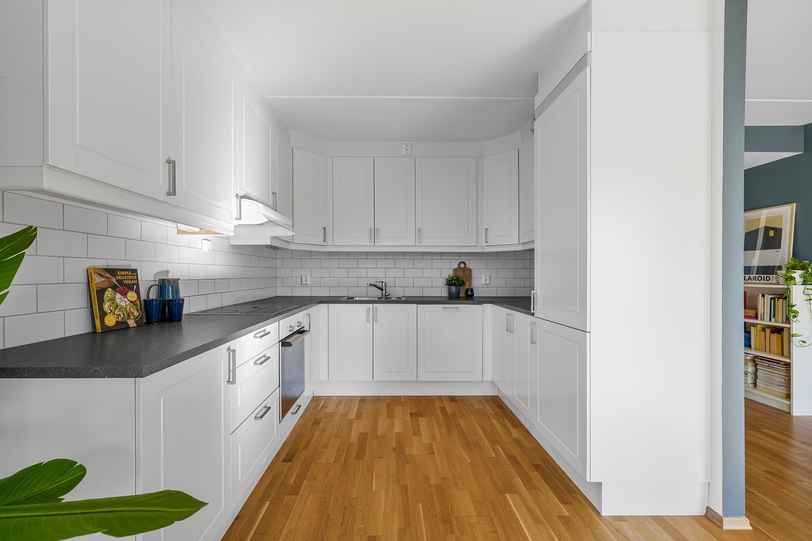 Benker i hendig U-form tilbyr meterlange arbeidsflater. Alle kjøkkenets hvitevarer er integrert og medfølger. Galleribilde