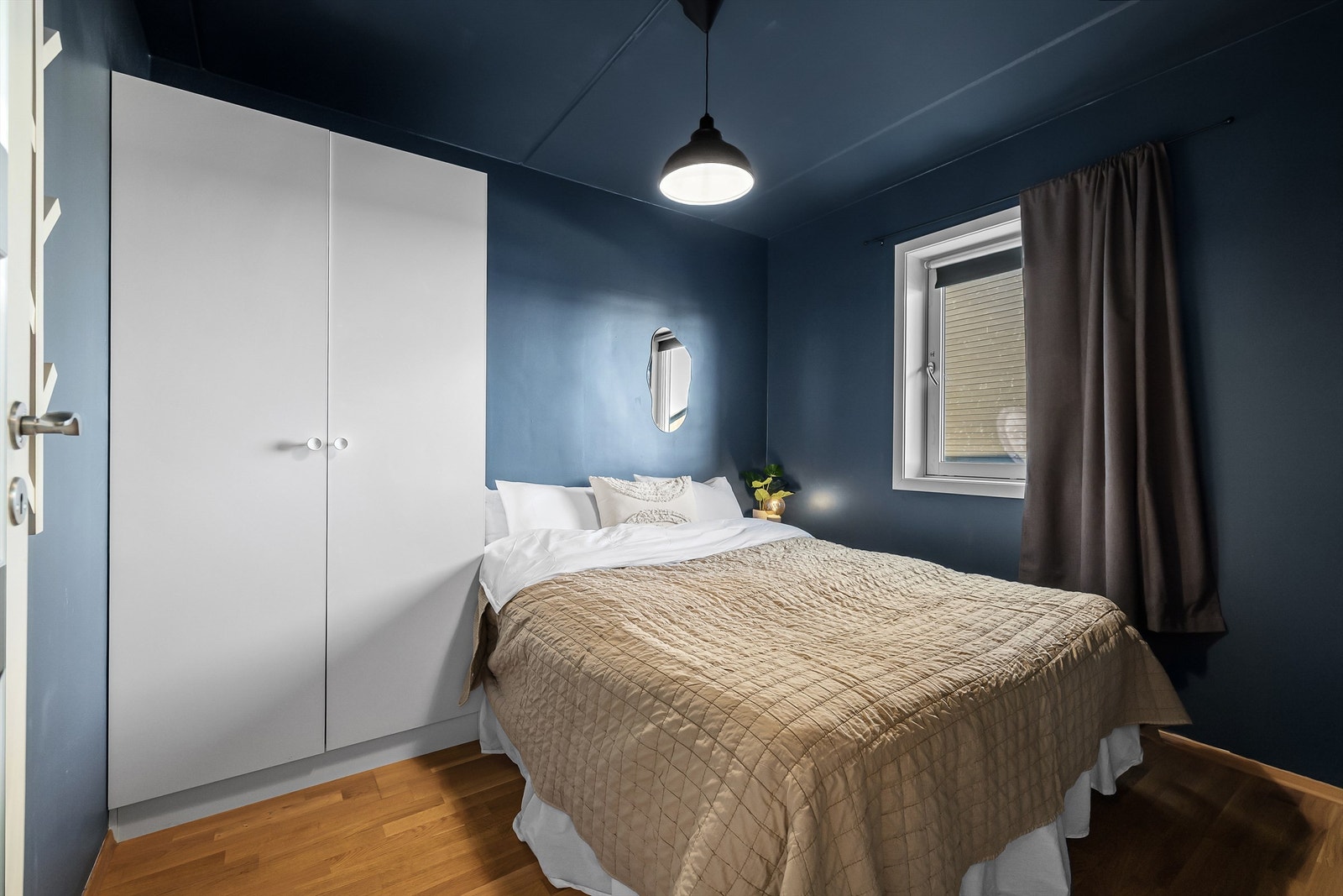 Soverommene benyttes i dag omvendt; dette er i utgangspunktet et barne-/gjesterom av utmerket størrelse på ca. 8 kvm. Galleribilde