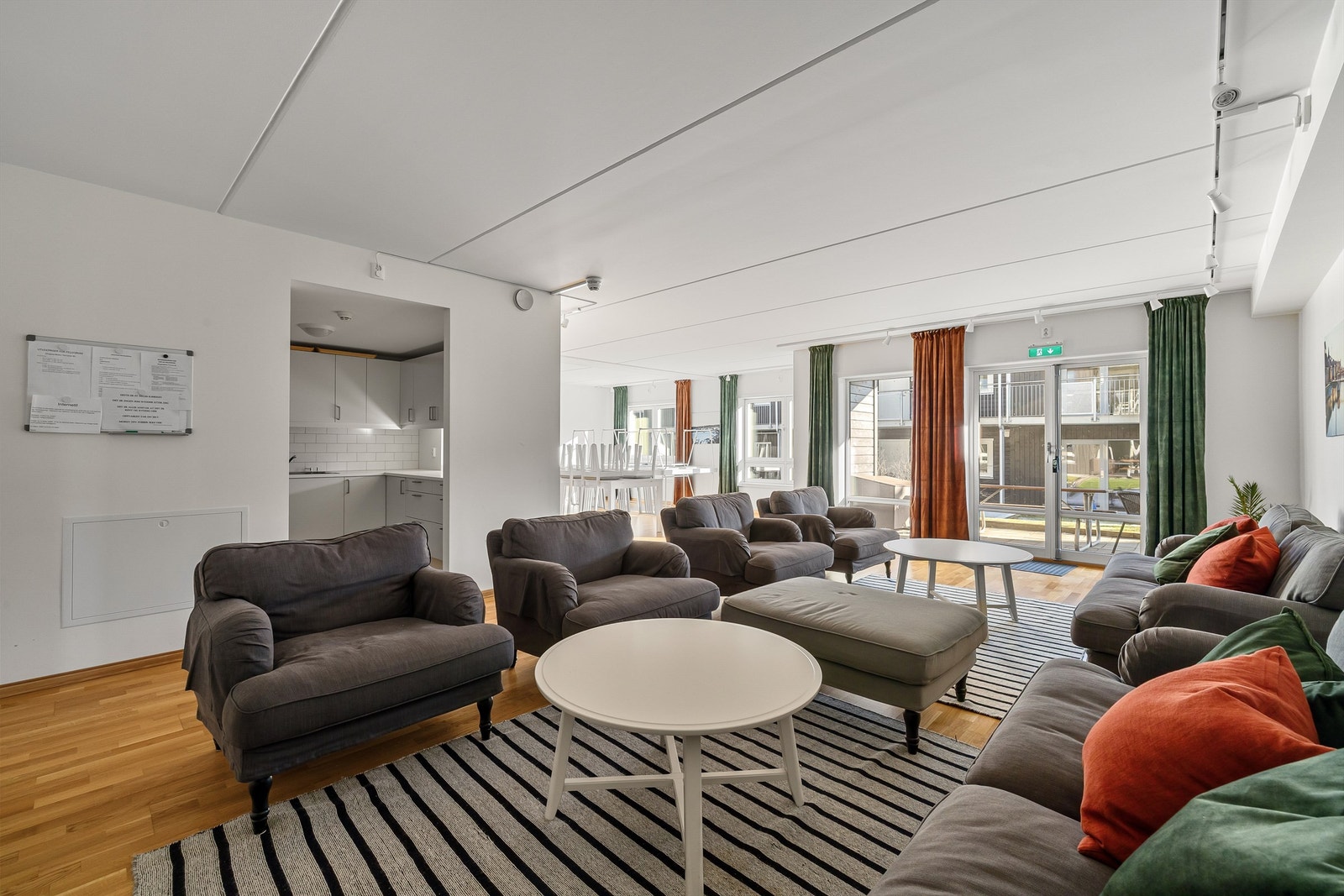 Felles forsamlingslokale, med kjøkken. Galleribilde