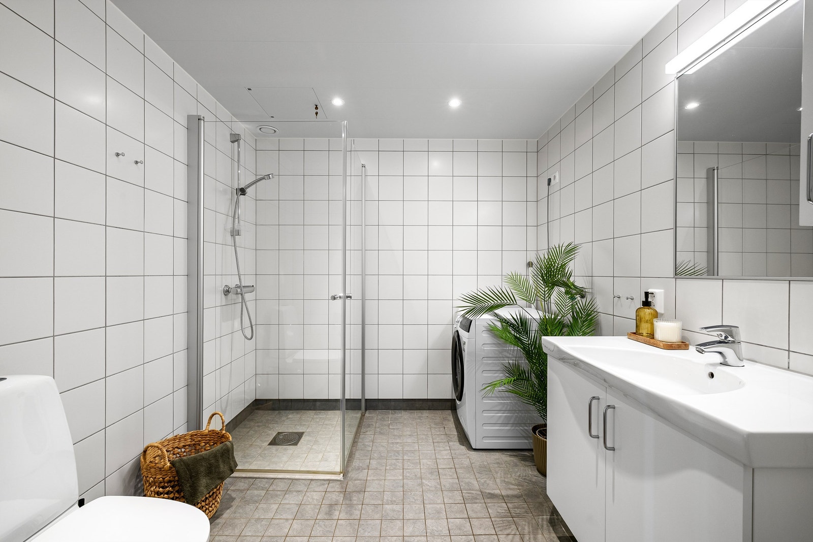 Ekstra god størrelse er det også på badet som er oppmålt til ca. 6 kvm. Dusjdørene kan svinges inn for å maksimere den tilgjengelige gulvflaten. Galleribilde