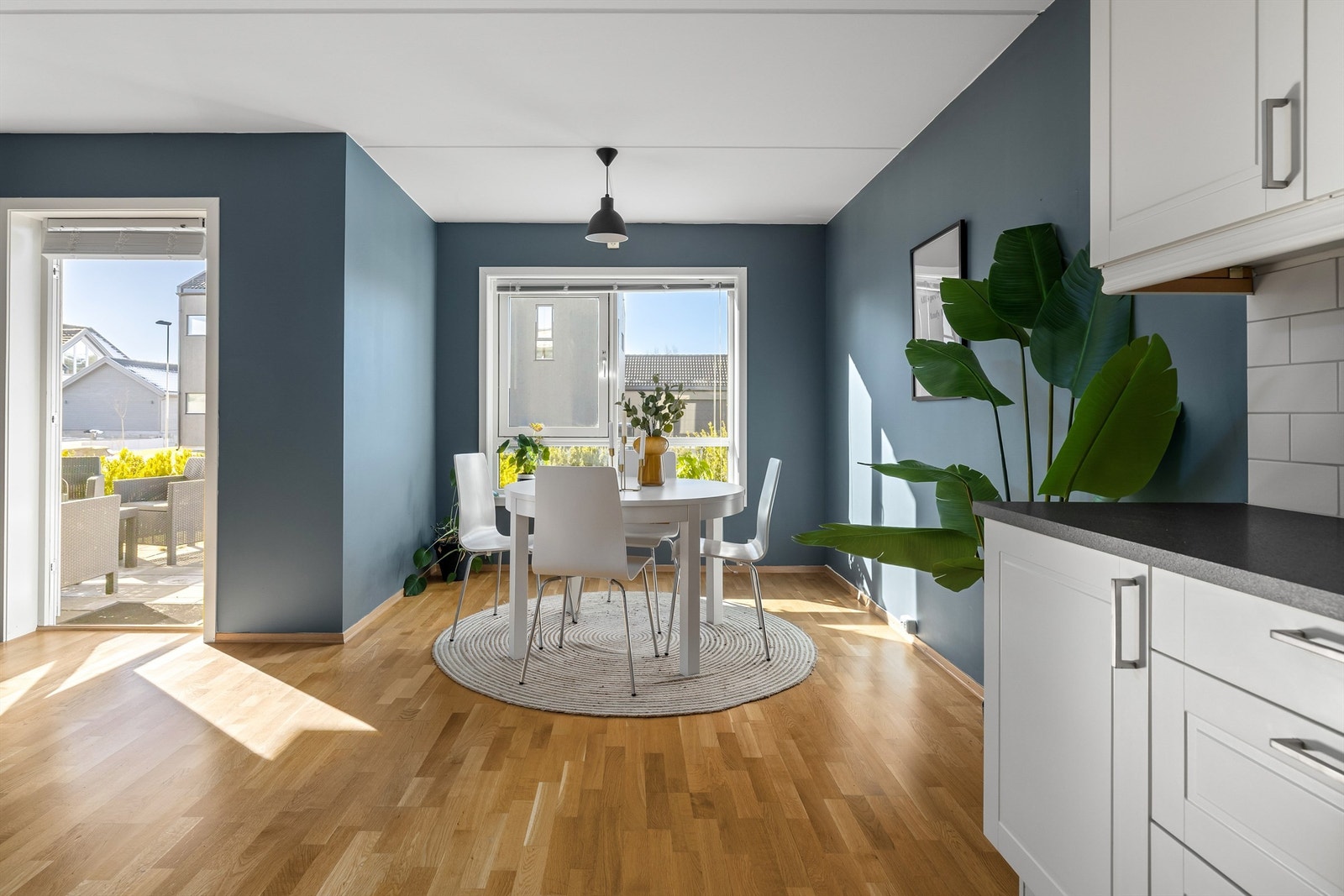 Stuen og kjøkkenet er sømløst forbundet i en åpen sosial sone i leilighetens vestre side. Galleribilde