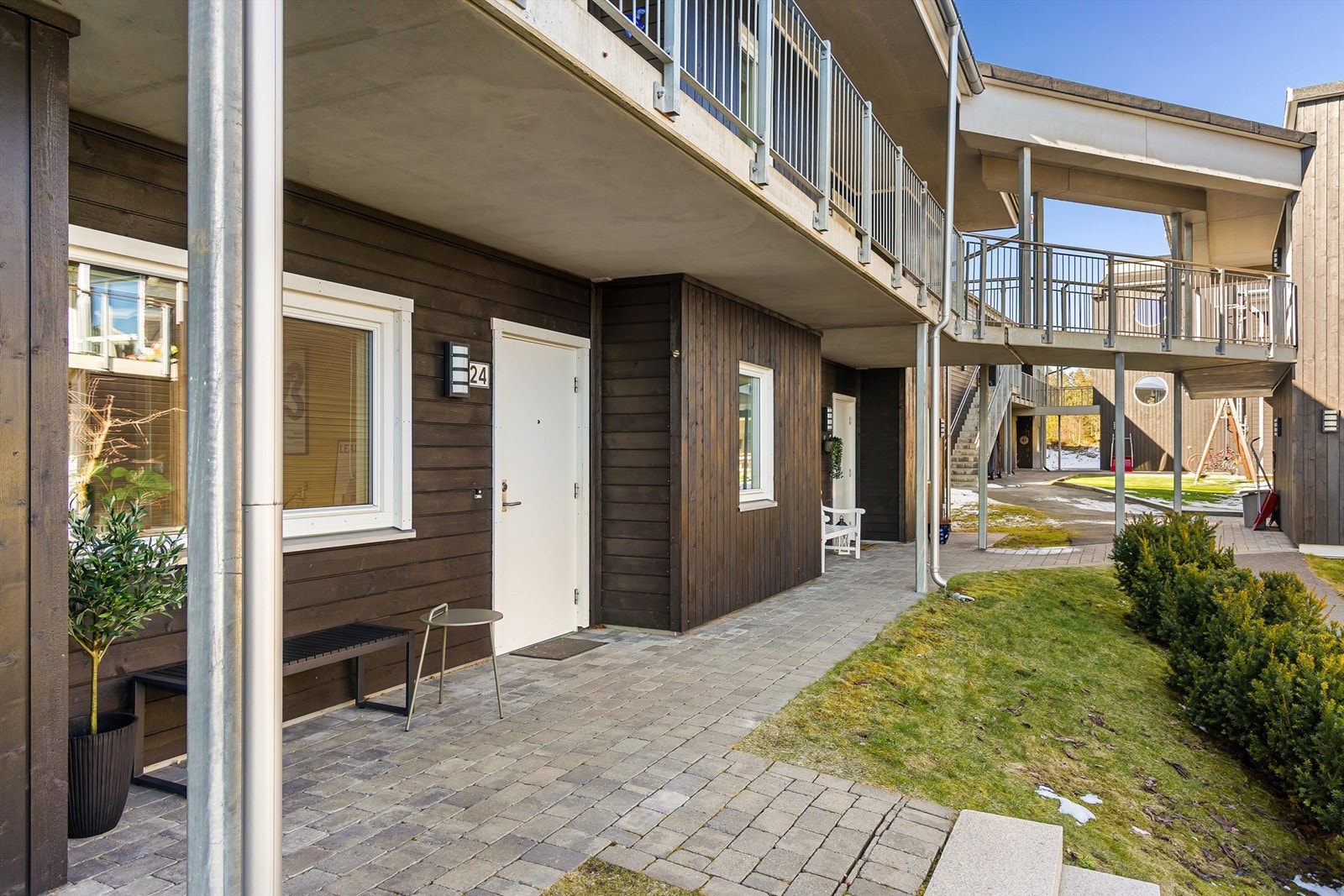 En liten sittegruppe er det mulig å sette ut også ved inngangspartiet, som er orientert mot solens gang første del av dagen. Galleribilde