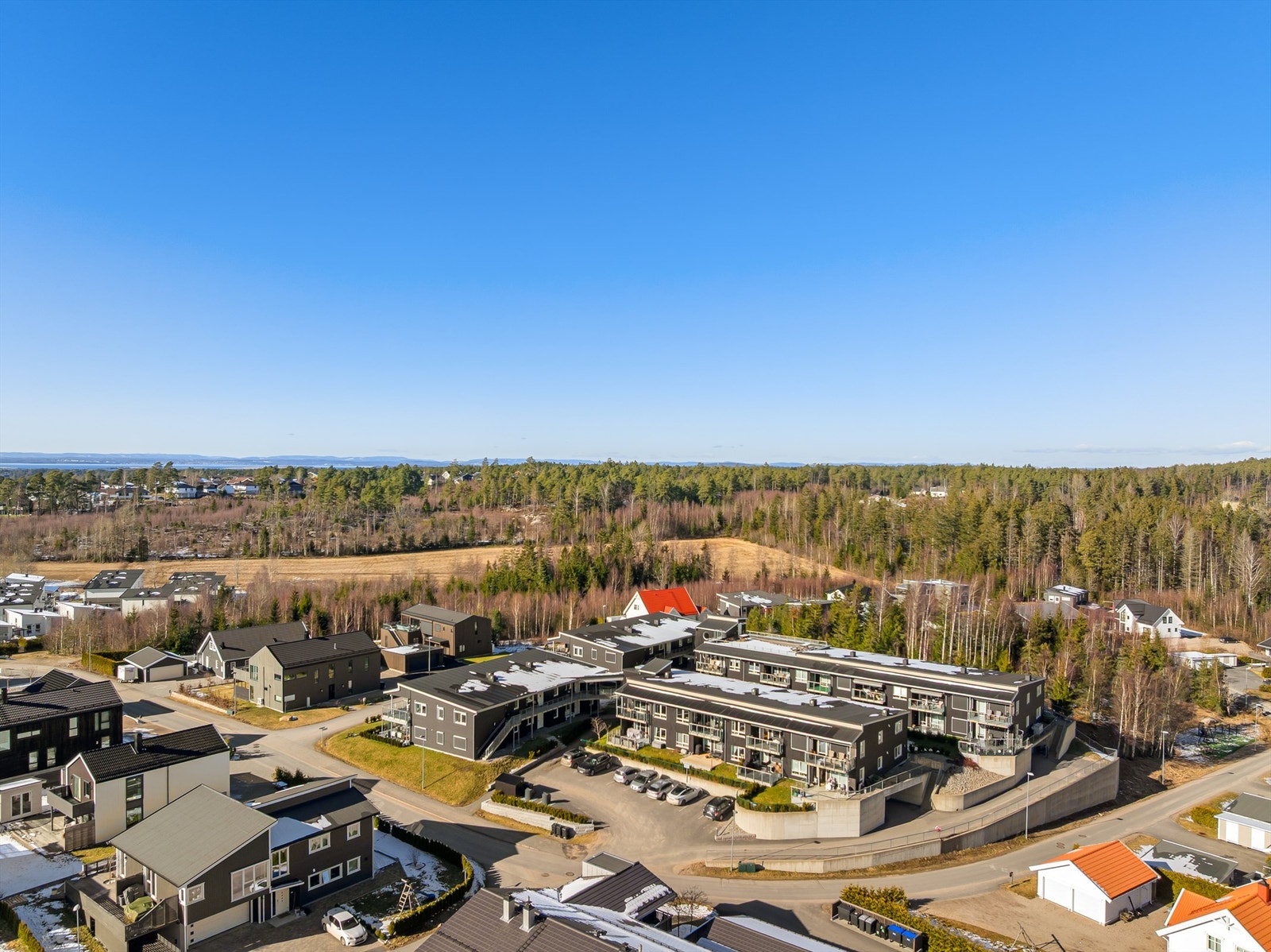 For besøkende er det gode parkeringsmuligheter på felles oppstillingsområde utenfor garasjeanlegget. Galleribilde