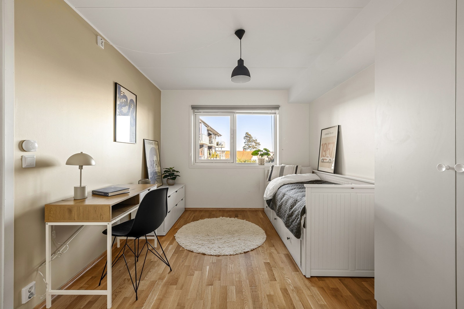 Hovedsoverommet er på nesten 14 kvm. og benyttes i dag som et stort barnerom. Galleribilde