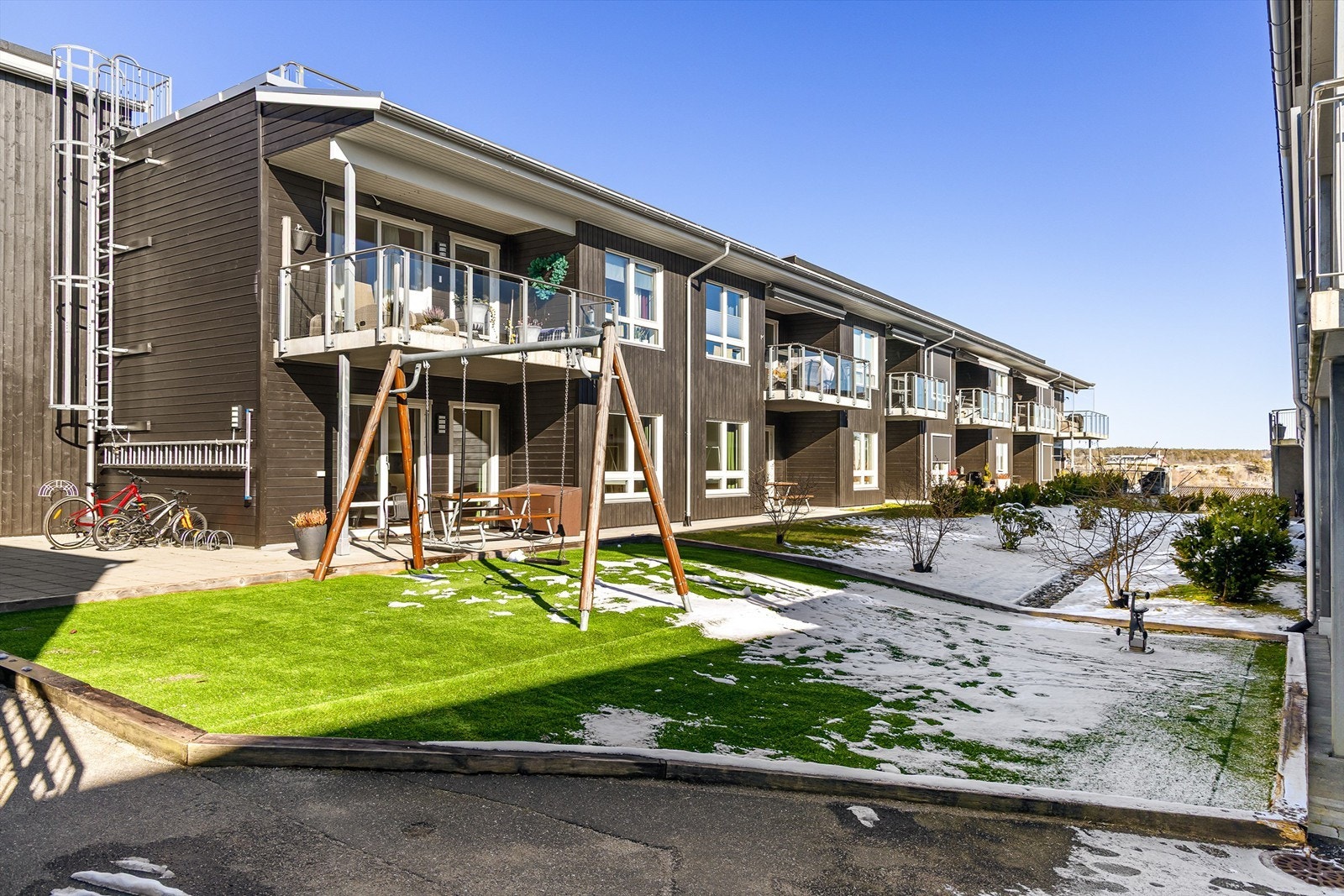 Få meter fra inngangspartiet finnes en fin felles lekeplass for de yngste beboerne eller besøkende. Galleribilde