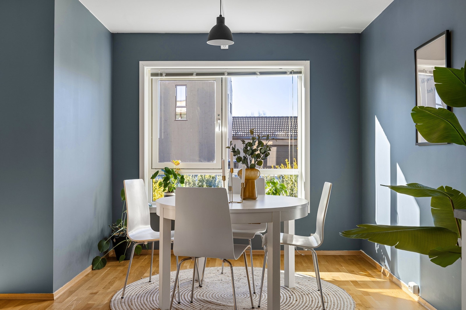 Foran kjøkkenet er det også rom for et mer langstrakt spisebord til større sammenkomster. Galleribilde