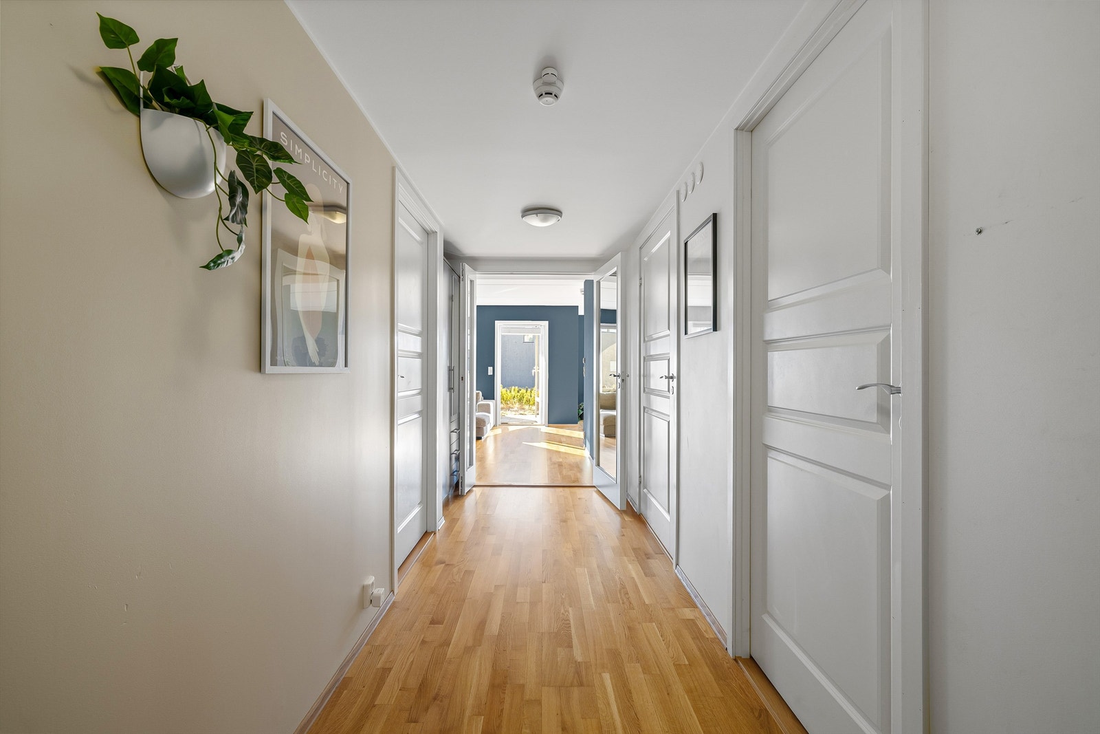 Omkring entreen er soverommene og badet samlet i praktisk nærhet. Galleribilde