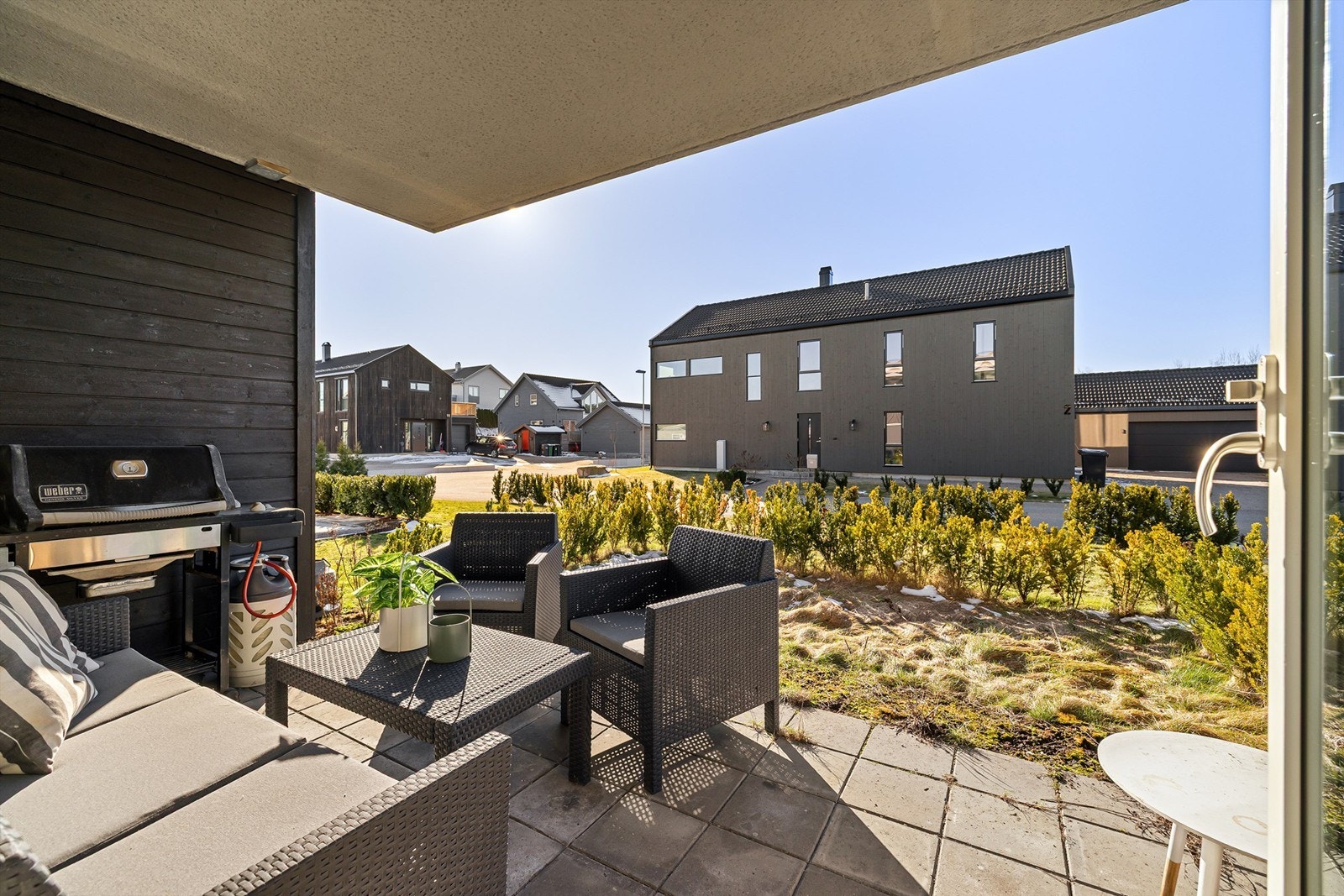 God plass til terrassemøbler og grill på uteplassen. Galleribilde