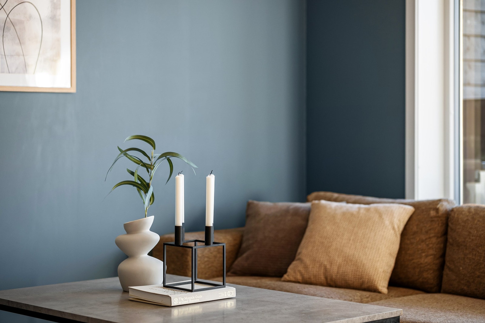 Malerarbeid er utført i de fleste rom i senere år, stuen inkludert. Galleribilde