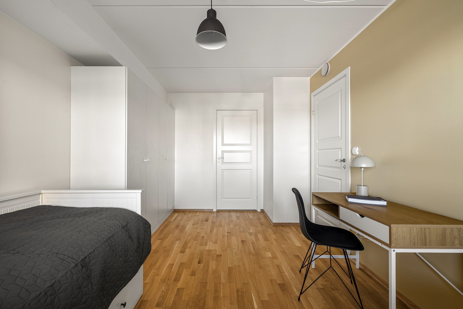 Hovedsoverommet er forbundet med leilighetens innvendige bod. Galleribilde