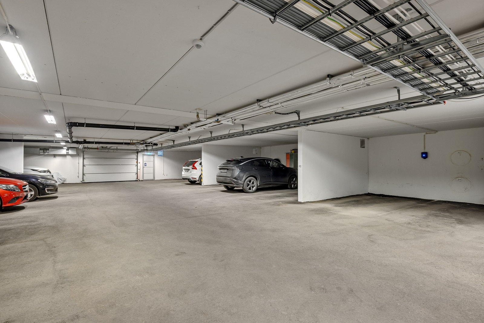 I garasjeanlegget under sameiet disponerer leiligheten fast biloppstillingsplass. Hit er det enkel adkomst med heis. Galleribilde