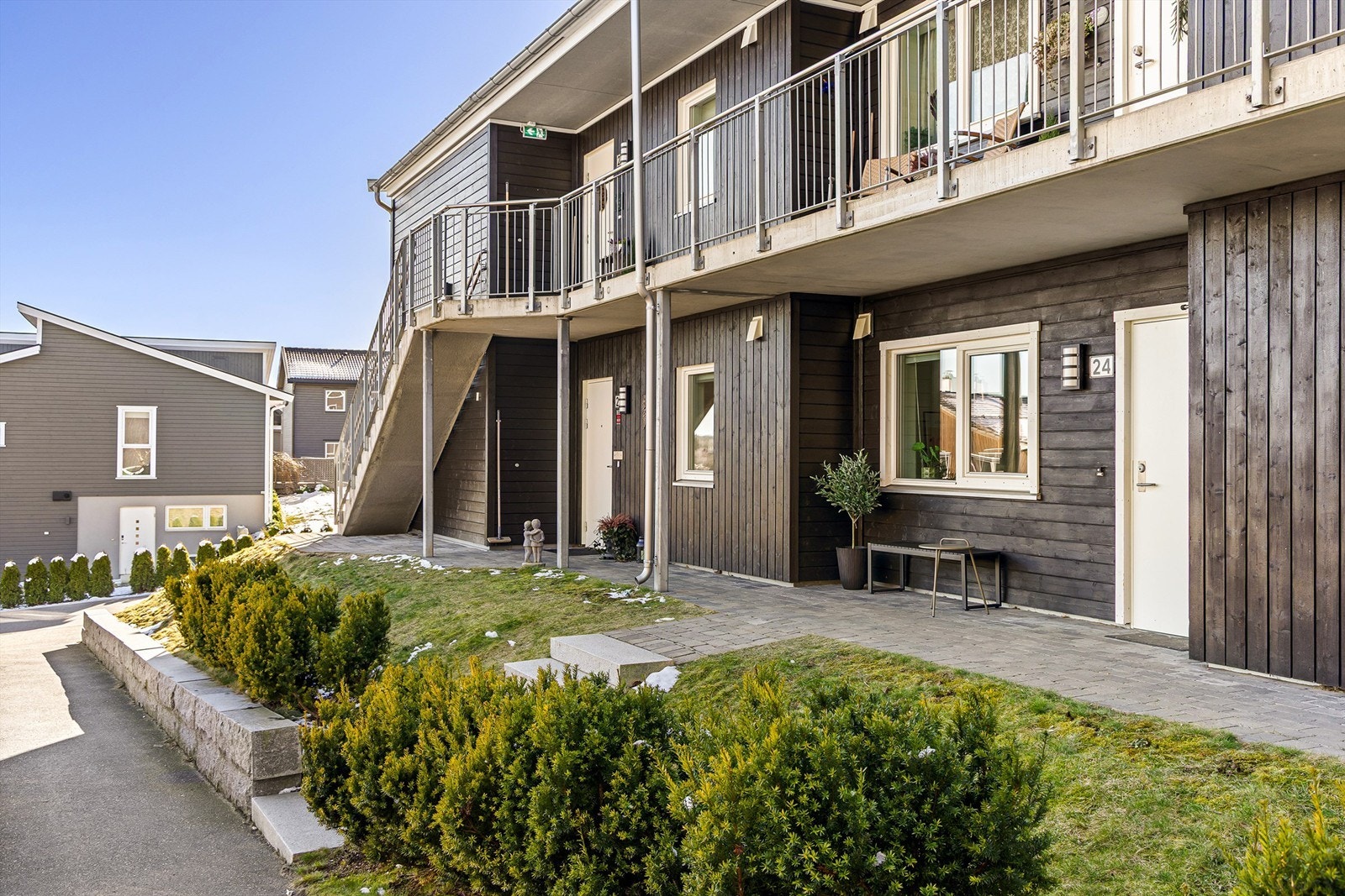 Det er mulighet for trinnfri adkomst til leiligheten, på gangveier utført med både dekorativ belegningsstein og asfaltert dekke. Galleribilde